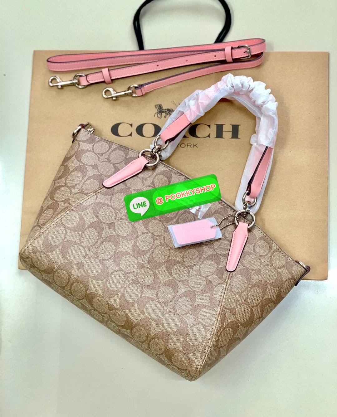 COACH 28989 KELSEY IN SIGNATURE CANVAS SHOULDER BAG กลับมาอีกครั้ง คุณภาพเต็ม100 เหมือนเดิม ไม่หักเลยจ้าา กระเป๋าทรงพัด หิ้วหรือสะพายข้างได้ หนังแท้ลายแคนวาส หนังนิ่มมากๆ สัมผัสแล้วคือใช่เลยจ้าา! เปิด-ปิดกระเป๋าแบบซิป ปากกระเป๋ากว้างหยิบจับสัมภาระง่าย ภาย