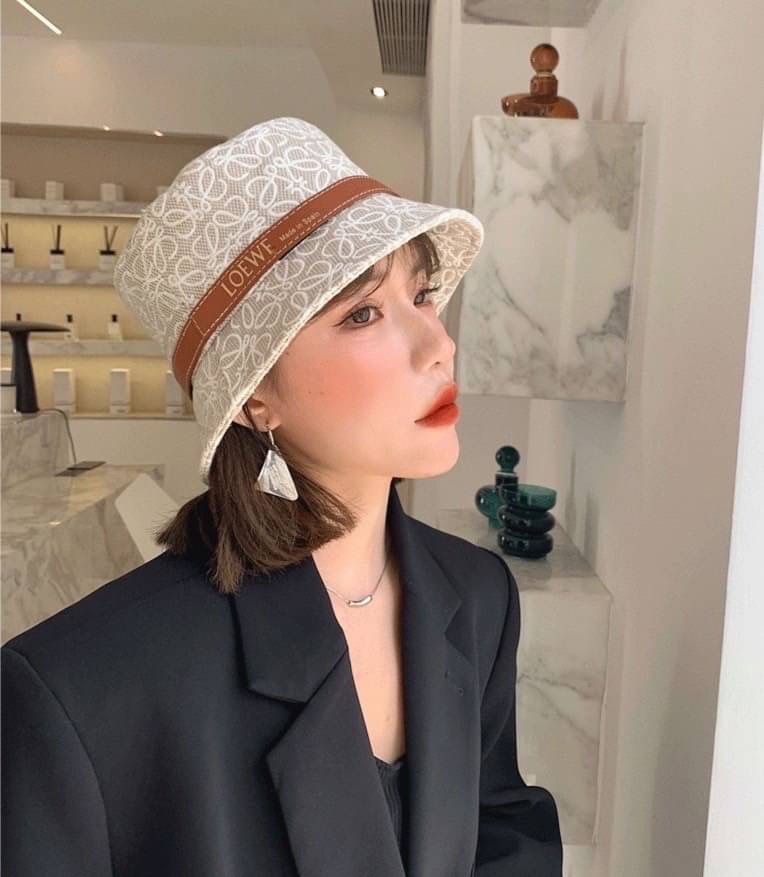 NEW ARRIVAL!!! 👑LOEWE ANAGRAM COTTON & LEATHER BUCKET HAT👑 หมวกบัคเก็ตงานใหม่ชนชอป LOEWE ผ้าลายโลโก้ คาดด้วยสายหนังสีน้ำตาลโลโก้สีทอง มีซับด้านใน สาวๆห้ามพลาดเลยคร่าา