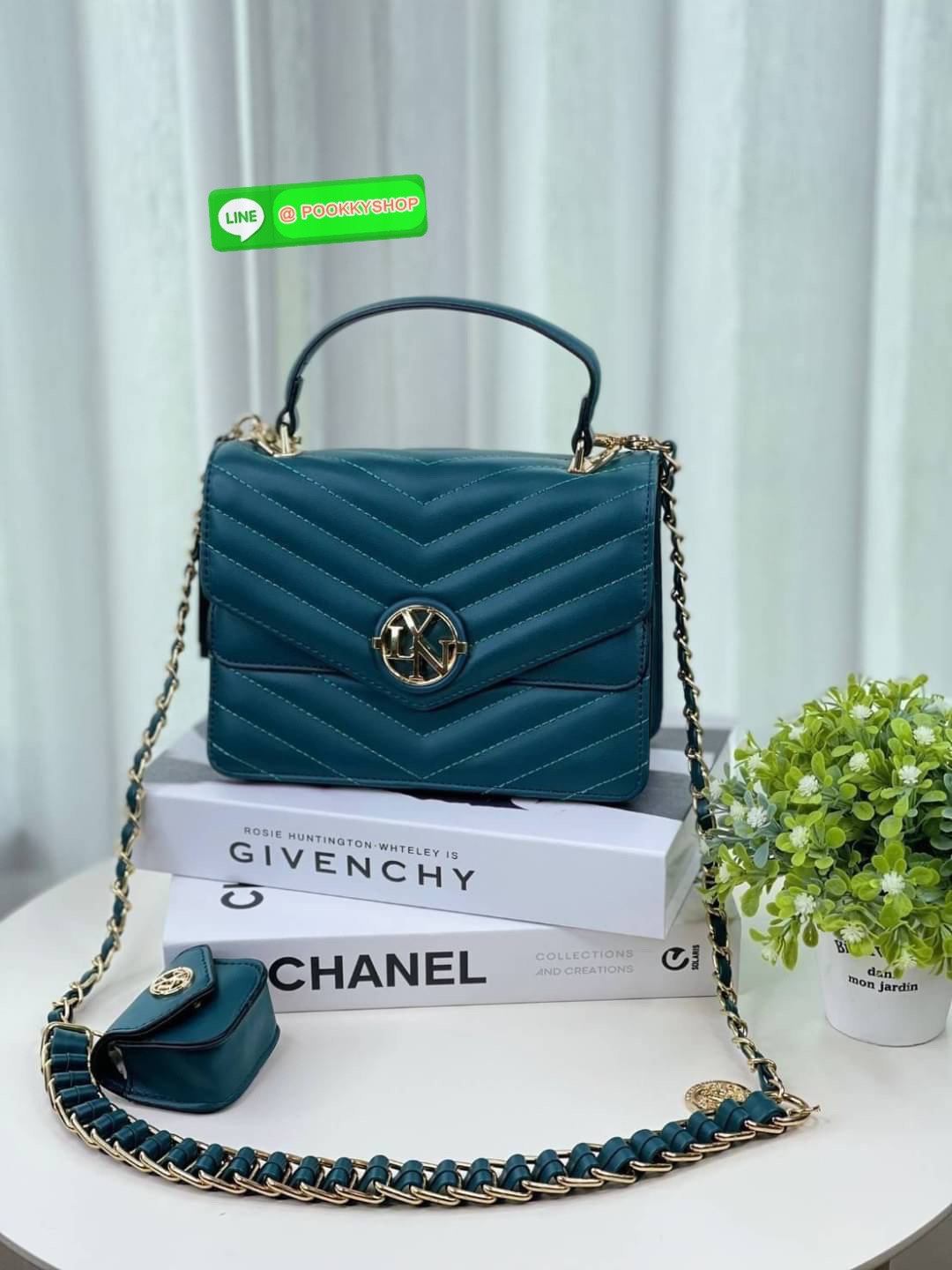 Lyn คอลใหม่ สายสะพายยาว สามารถถอดออกได้ ด้านในแบ่งเป็น 2 ช่องใช้งาน ฝากระเป๋าเปิดปิดด้วยกระดุมแม่เหล็ก