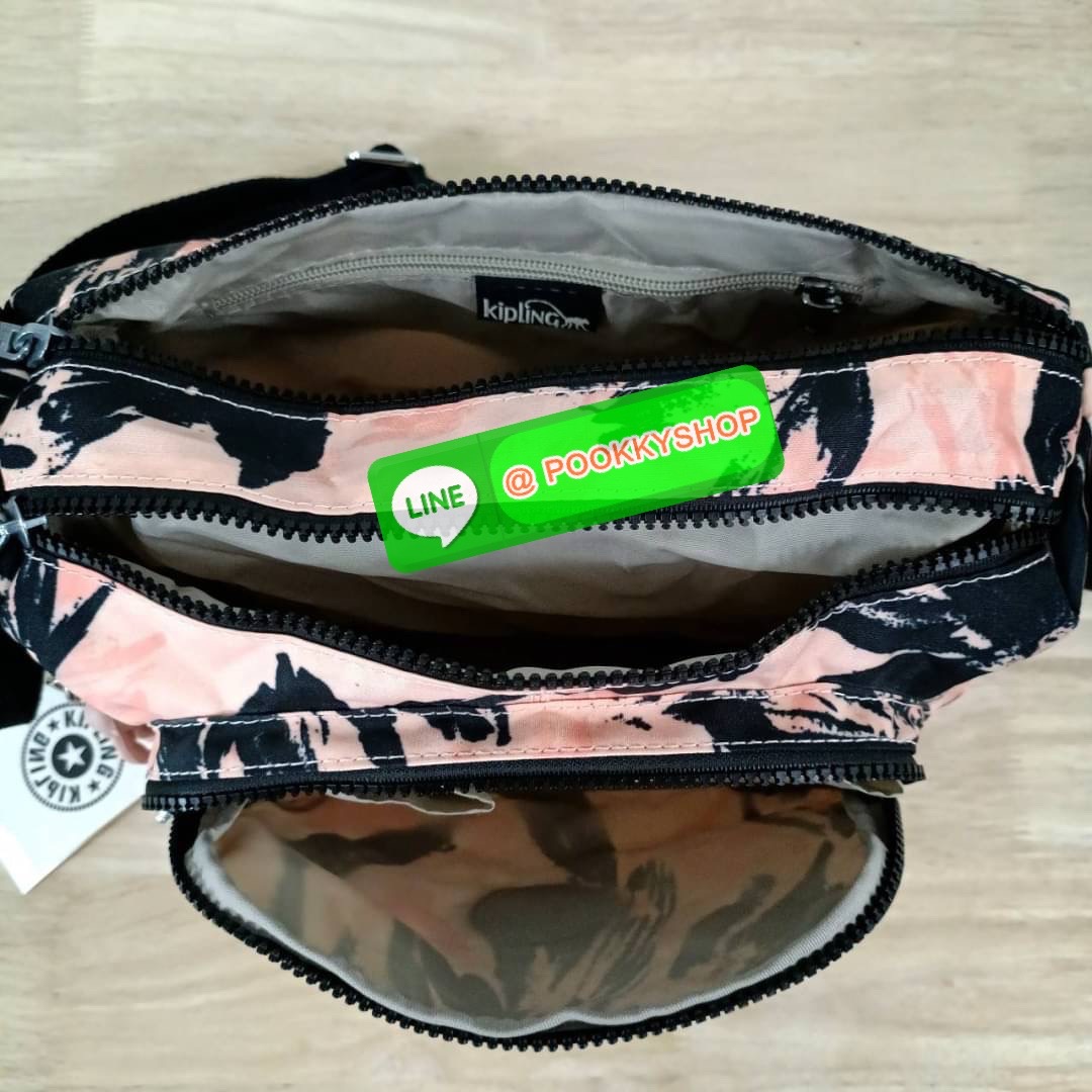 KIPLING RETH CROSSBODY BAG วัสดุ Nylon+polyester กระเป๋าสะพายข้างหรือ สะพาย Crossbody ได้ เปิด-ปิด ด้วยซิปปั๊มแบรนด์ที่หางซิป พร้อมช่องช่องหน้าแยกใส่ของใช้เล็กๆ น้อยๆ ได้ ช่องหลัก 2 ช่อง ด้านในโล่งกว้าง สามารถจุสัมภาระได้เยอะ มีช่องซิปด้านในและสายคล้องพวง