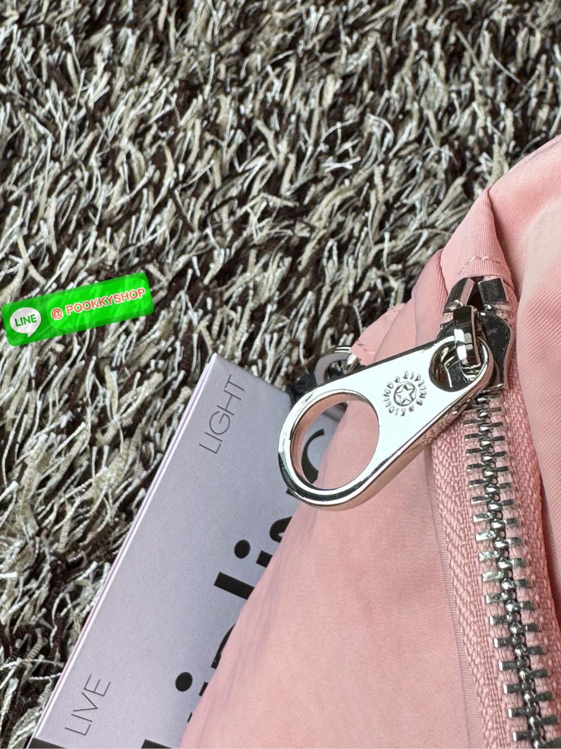 Kipling Syro Shoulder bag กระเป๋าในสไตล์มินิมอล แต่สามารถใส่สิ่งของได้ครบครัน มีทั้งช่องซิปภายในและนอก น้ำหนักเบา มีสายสะพายครอสบอดี้ได้