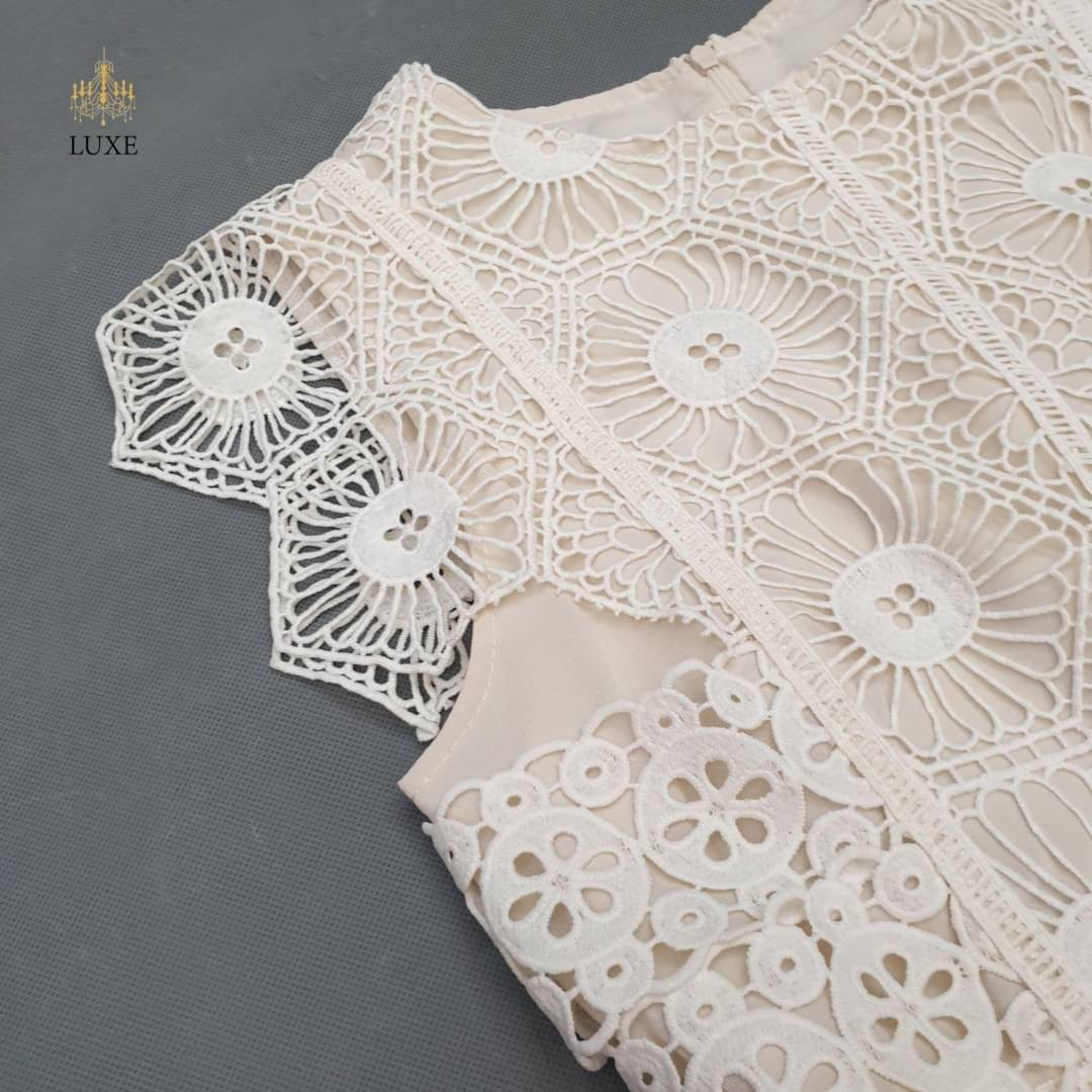 Guipure Lace Dress Label : LEA เดรสเสื้อคอกลมแขนกุด กระโปรงบานทรงเอยาวคลุมเข่า ทำจากลูกไม้โครเชต์เนื้อนุ่ม ทอลายสวยคมชัด แต่งสลับผ้าเน็ตซีทรู มีซิปซ่อนและซับในอย่างดี คัตติ้งเนี้ยบ เรียบหรูดูดีค่ะ