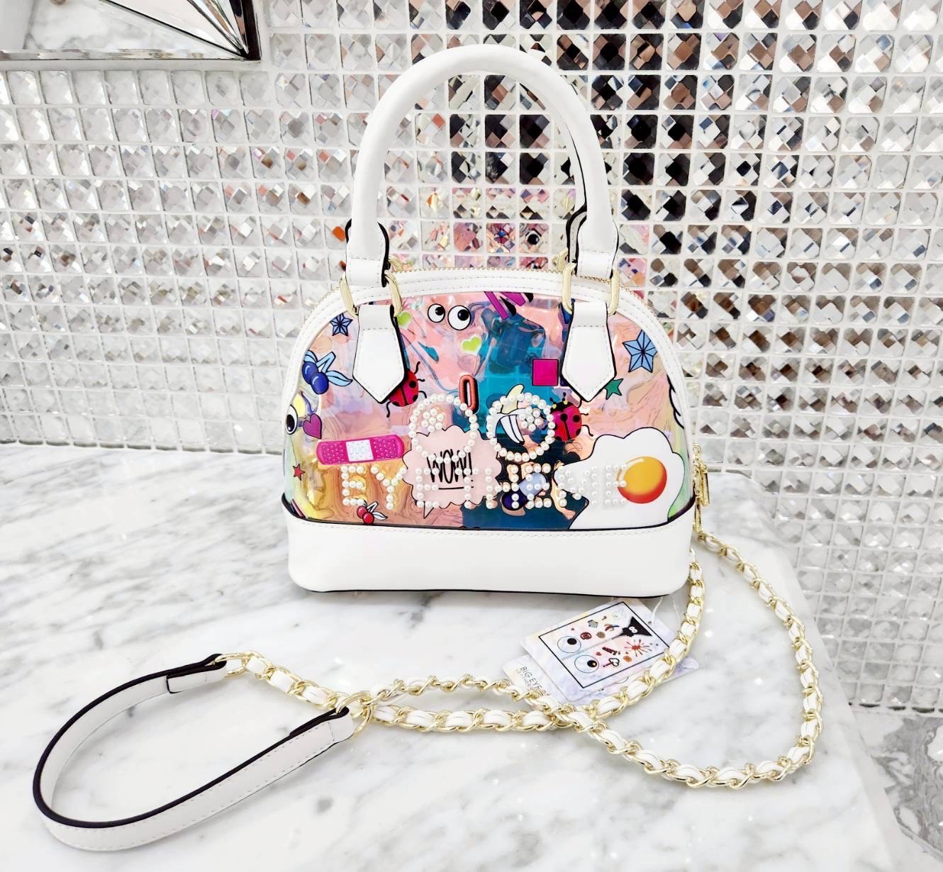 กระเป๋า Eye theme แบรนด์แท้งานคอลเลคชั่นใหม่ใบนี้รับรองคุณภาพความพรีเมียม และความน่ารักน่าใช้ มาพร้อมกระเป๋าใบลูกลายและสายยาว น่ารักแยกใช้งานได้ สวยคุ้มทนทานค่ะ