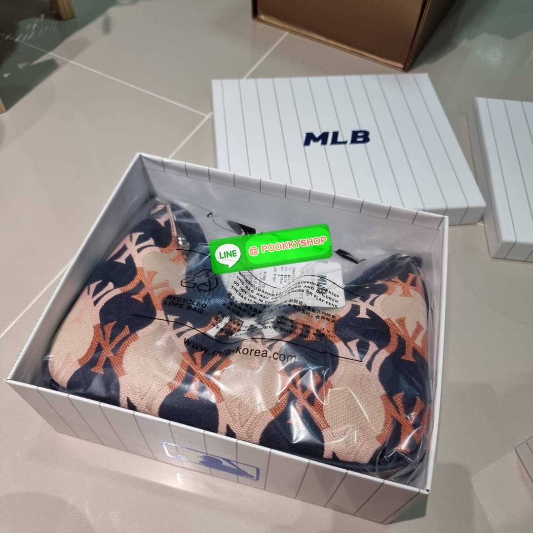 MLB MONOGRAM HOBO BAG สวยไม่ซ้ำ ใหม่ก่อนใคร กับแบรนด์จากเกาหลีเกาใจ น้องใหม่มาแรง!! กับกระเป๋าทรงพอช ที่ใช้งานได้ง่ายมากๆ ขนาดกำลังดี ดีไซน์ลวดลายโมโนแกรมเอกลักษณ์ ลงบนผ้า jacquard ได้อย่างลงตัวและสวยงาม มาพร้อมสายคล้องในตัว และสายครอสแบบสปอร์ต ทนทาน จึงส