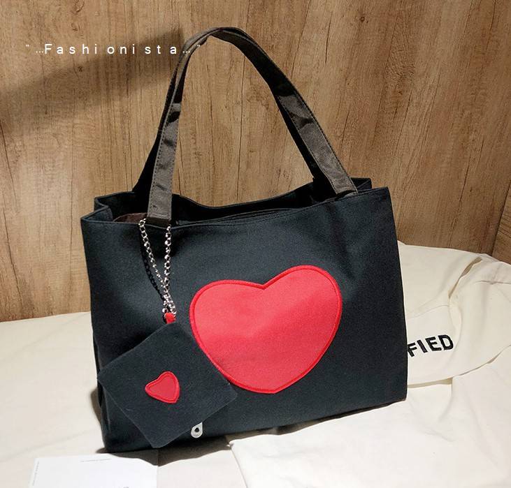 สินค้ามาใหม่พร้อมส่งค่ะ กระเป๋าสะพาย Dumplings Tote Bag วัสดุผ้าแคนวาสหนานุ่มเนื้อดี แต่งปักลายหัวใจสีคอนทราสสวยเด่น เปิดปิดด้วยซิป ด้านในเป็นช่องโล่งกว้างจุของได้เยอะมาก มีซิปผนังแยก มาพร้อมกระเป๋าห้อยใบเล็กเข้าชุด ใส่เหรียญใส่ของกระจุ๊กกระจิ๊กได้ค่ะ ปาก