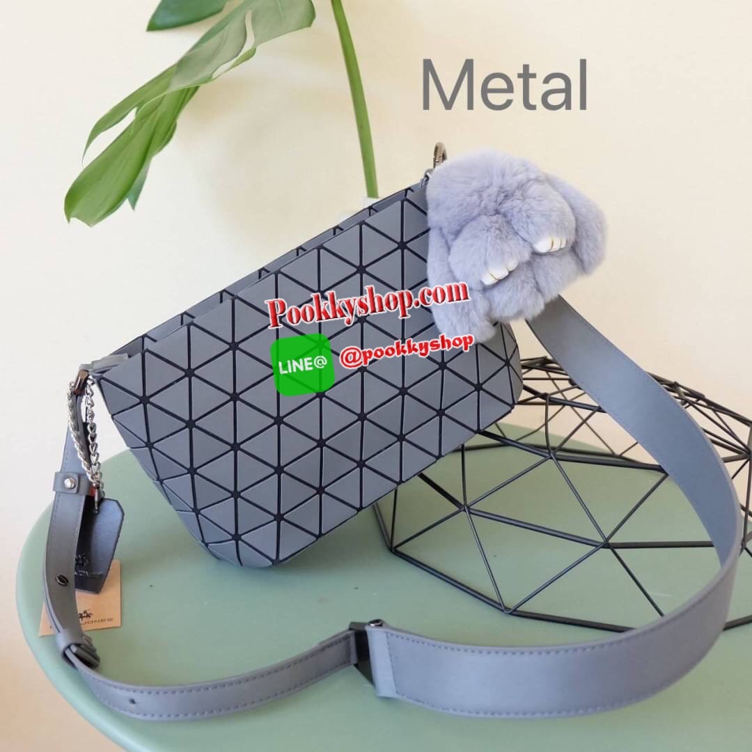 ใหม่ล่าสุด กระเป๋า จากแบรนด์ David Jones กระเป๋าถือ/สะพายข้างดีไซน์เกร๋มาก สีสวยหรูมาก ขนาดกำลังดีเลย น้ำหนักเบามากคะ ภายในมีช่องเก็บของจุกจิกได้ พิเศษ !! แถมน้องกระต่ายขนฟู เข้าset กับกระเป๋าเลยค่า น่ารักมากๆ มีถุงผ้าแบรนด์ให้คะ ใบจริงสวยมากคะ ดีต่อใจ มี