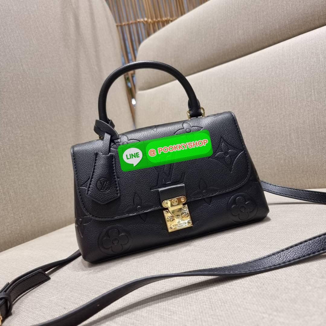 LV MADELEINE BAG ใหม่ล่าสุด อีกหนึ่งรุ่นคลาสสิคหายาก จากเคาน์เตอร์ dutyfree ที่สาวๆรอคอย กระเป๋าถือ/สะพายข้าง ดีไซน์เรียบง่าย แต่เต็มไปด้วยดีเทลความหรู วัสดุหนังวัวปั๊มลายเอกลักษณ์ เปิด‐ปิดด้วยอะไหล่กดล็อคสีทองหรู และมีพวงหนังห้อยพิเศษแถมมาให้ด้วย ภายในแบ