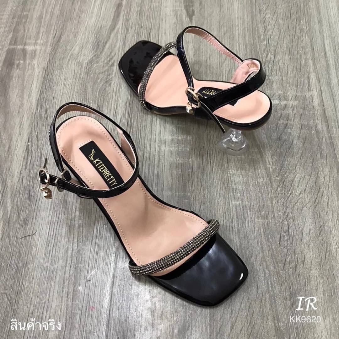 แบบขายดี!! พร้อมส่ง รองเท้าส้นใสด้านหน้าแต่งสายคาดเพชรรองกำมะหยี่นุ่มไม่บาดหน้าเท้า สายหนังแก้วตะขอเกี่ยวปรับได้ ส้นทรงแชมเปญใส 3 นิ้วออกไปเฉิดฉายกันค่ะสาวๆ รองเท้าคู่นี้คือเริ่ดมากต้องตำจ้า