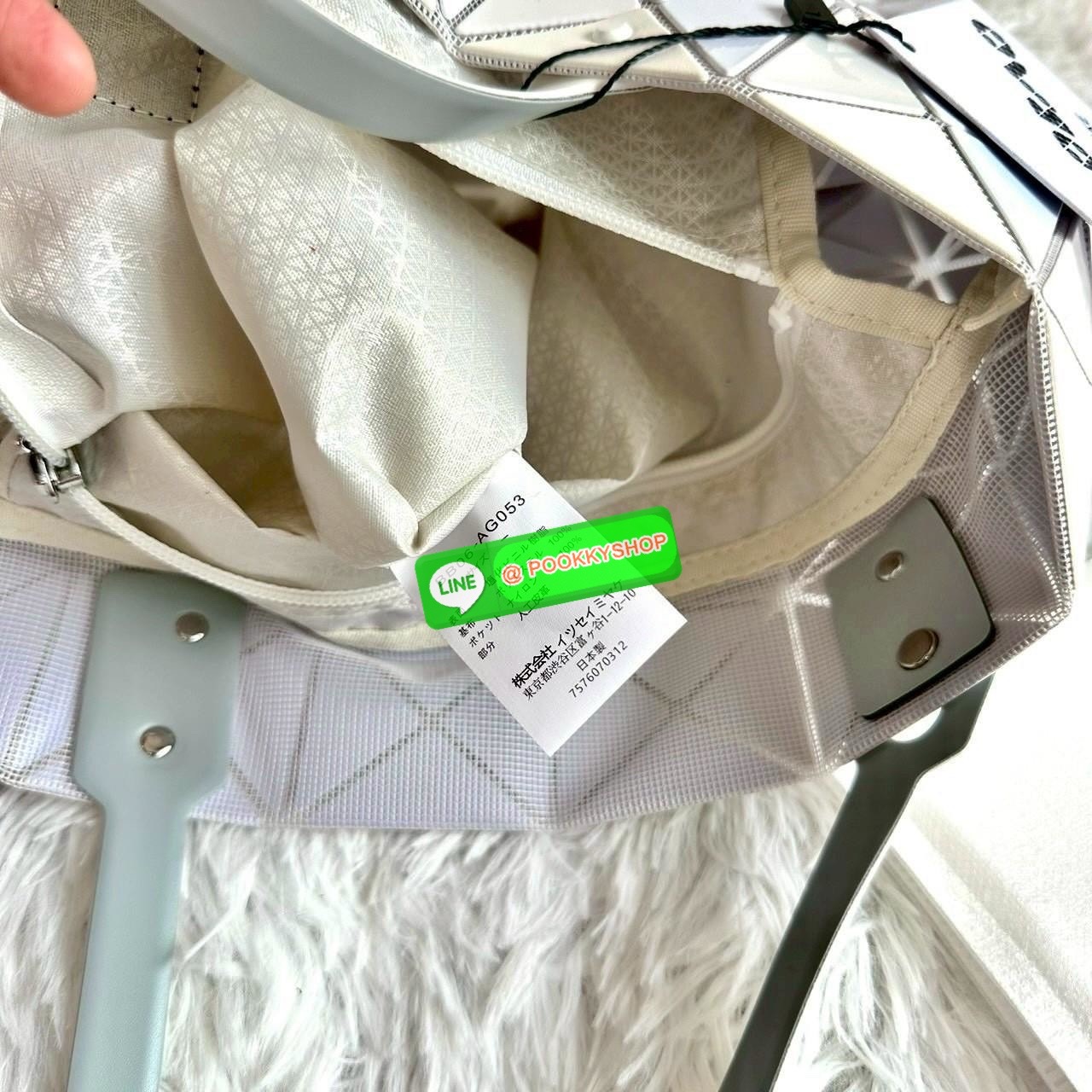 BAOBAO ISSEY MIYAKE QUATRO กระเป๋าไอคอนิกที่ไม่เคยตกเทรนด์! เรียบหรู แต่มีดีไซน์สะดุดตา โครงสร้างสามเหลี่ยมเอกลักษณ์เฉพาะของแบรนด์ ด้านในบุผ้า มีช่องซิปสำหรับเก็บของ น้ำหนักเบา สะพายสบาย ใส่ของได้เยอะมาก