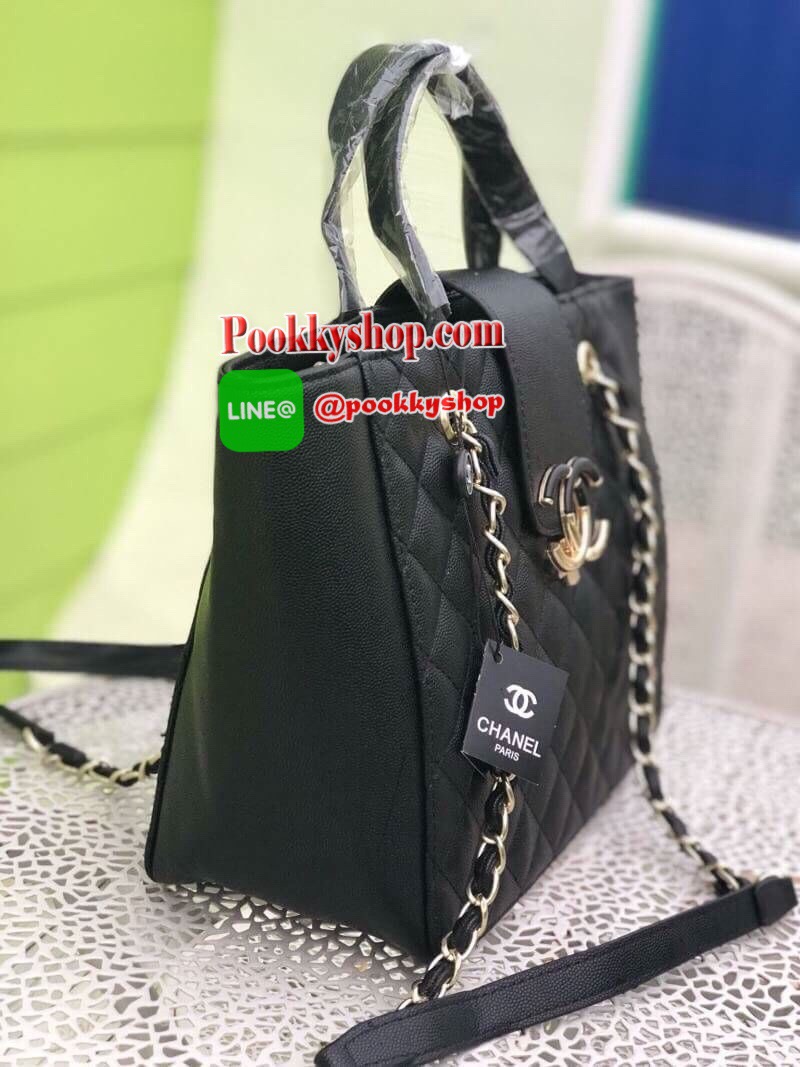 Chanel TOTE BEAUTYถือ/สะพายไหล่ วัสดุหนังแกะสัมผัสนิ่มมือ สังเคราะห์คุณภาพดีทนทาน เปิด-ปิดด้วยซิปและตัวล็อก อะไหล่ทองฐานรองหมุด4มุม ภายในมีช่องใส่ของจุกจิก และซิปใหญ่ อีก1 ช่อง สายสะพายไหล่สบาย จุของได้เยอะ น้ำหนังเบา ซื้อใช้เองหรือฝากเป็นของขวัญก็สุดคุ้ม