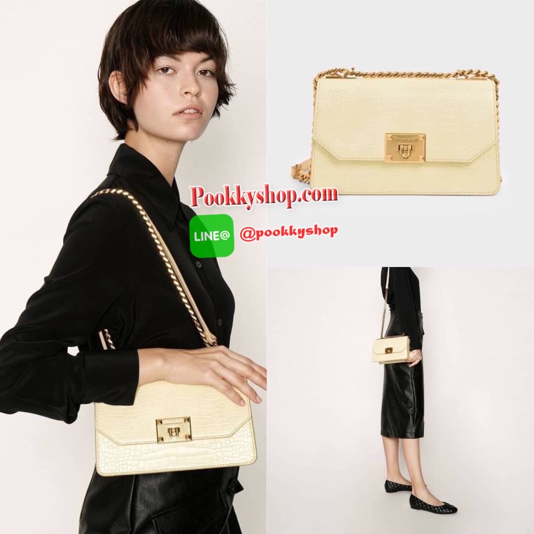 กระเป๋าสะพาย/ถือลายจระเข้รุ่น CHARLES & KEITH CROC-EFFECT CHAIN STRAP CROSSBODY BAG ด้านหน้าปั๊มแบรนด์ เปิดปิดแบบเปิดล็อก ด้านในแบ่งออกเป็น 2 ช่องใหญ่ มีช่องซิปตรงกลาง ช่องการ์ด 4 ช่อง ด้านในสามารถใส่กระเป๋าเงินใบกลางได้ /iPhone plus สายสะพายเป็นสายโซ่ครึ