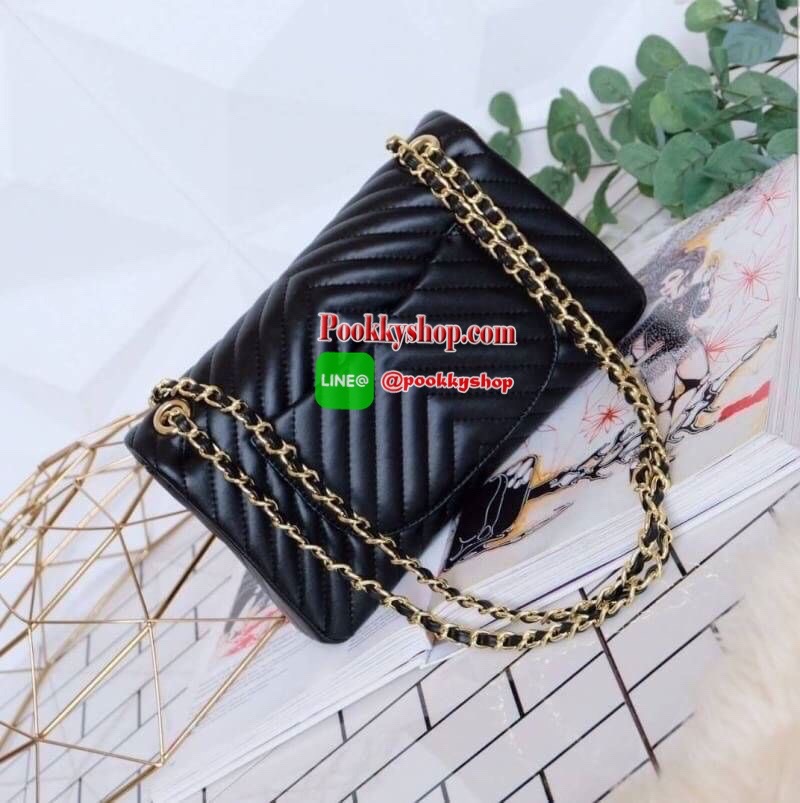มาเพิ่มละค่า งาน Best Seller พร้อมสีใหม่สวยๆ มาให้เลือกเพิ่มอีก 2 สี !! KEEP รุ่น shoulder chevron chain handbag สวย หรู มากๆ เลยน๊า กระเป๋าอยู่ทรง หนังตัวใหม่ Microfiber สวย ทนกว่าเดิม ตัวกระเป๋าเย็บประณีต สายโซ่ปรับ สั้น ยาวได้คะ ภายในสีแดง มีช่องใส่ของ