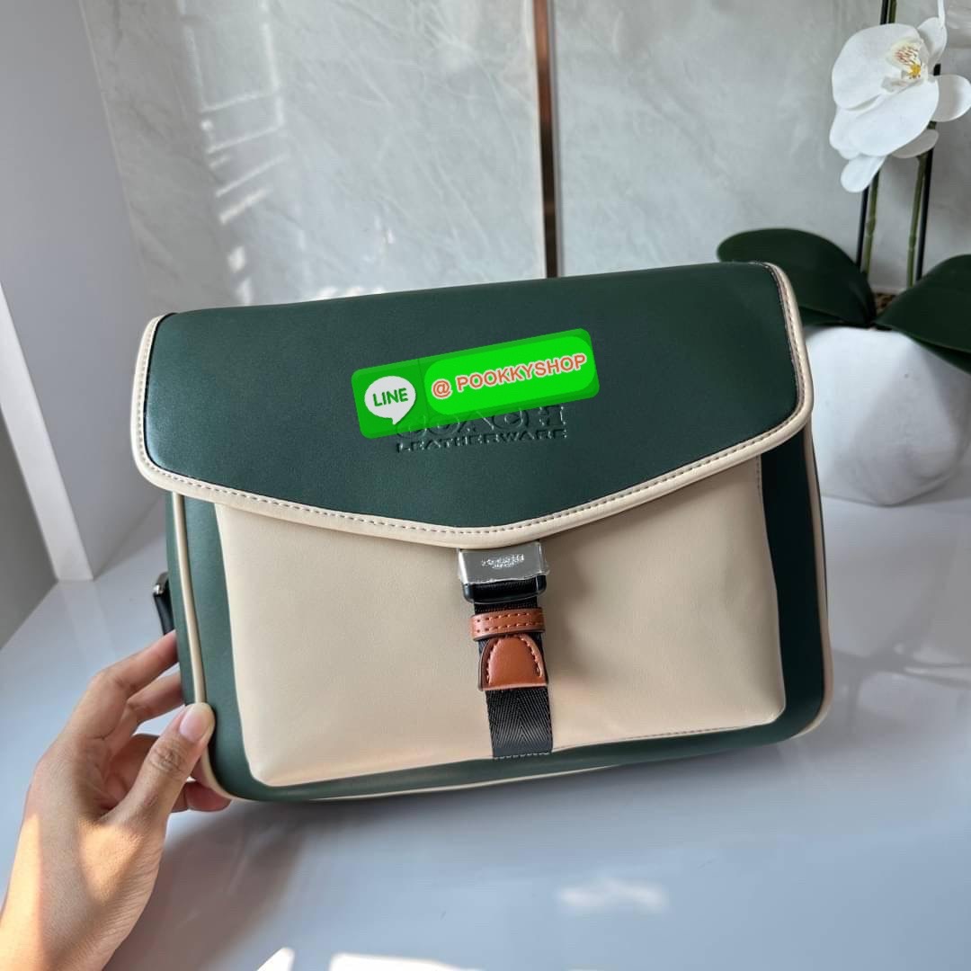 COACH CHARTER MESSENGER IN COLORBLOCK (CH755) กระเป๋าสะพายข้างผู้ชายคอลเลคชั่นใหม่ วัสดุหนังแท้ทั้งใบ เปิดปิดกระเป๋าแบบตัวกดล็อค ด้านในมีช่องหลัก 2 ช่อง ด้านหลังมีช่องซิป 1 ช่อง สายสะพายปรับระดับได้ รุ่นนี้สะพายไปเที่ยวหรือสะพายไปทำงาน ดูดีมากค่ะ