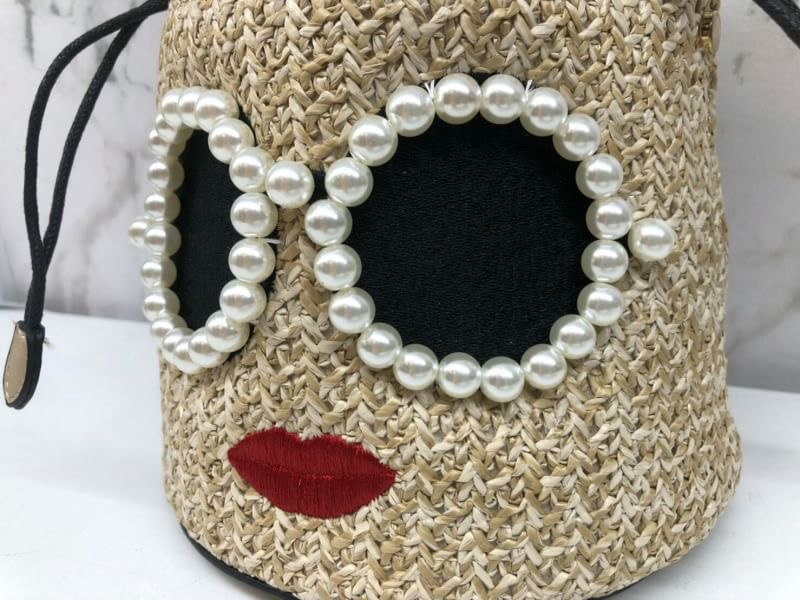 มาเพิ่มรอบ 4 ล่ะน้าา...ใครรออยู่ทักมาได้เรยจ้าา A-Jolie Pearl Basket Bag กระเป๋าถือสะพาย งานสานรูปอลิซ สุดฮิต จากแบรนด์ A-jolie สัญชาติญี่ปุ่น น่ารัก แมชง่าย ...ตรงหูจับเป็นงานหนังนิ่ม ใครไม่ชอบถือ เรามีสายยาวให้ด้วยน้าางานดีมากกก พูดเลยยยย ใช้งานสะดวก จะ