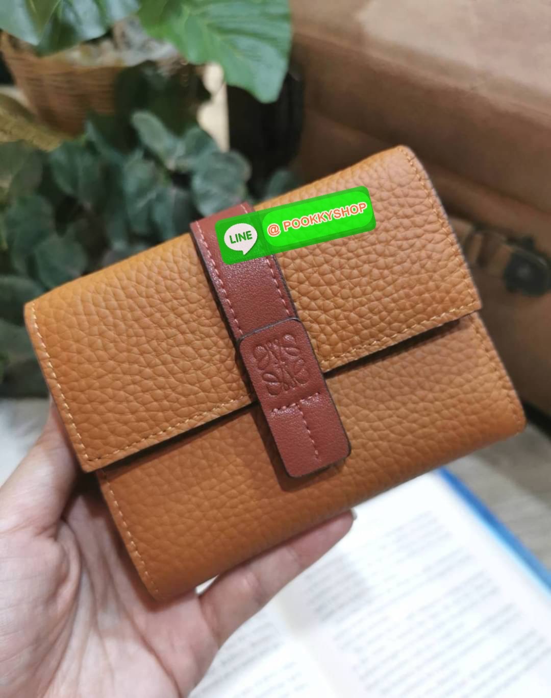 ✴️Don't Miss!✴️NEW! LOEWE SHORT WALLET VIP GIFT WITH PURCHASE กระเป๋าพรีเมี่ยมกิ๊ฟ Limited จาก LOEWE DUTYFREE COUNTER วัสดุหนังแท้เทคเจอร์สวยอยู่ทรงปั้มโลโก้แบรนด์ด้านหน้าเปิดปิดด้วยกระดุม ภายในมีทั้งช่องใส่รูป ช่องใส่ธนบัตร ใส่แบงก์พัน