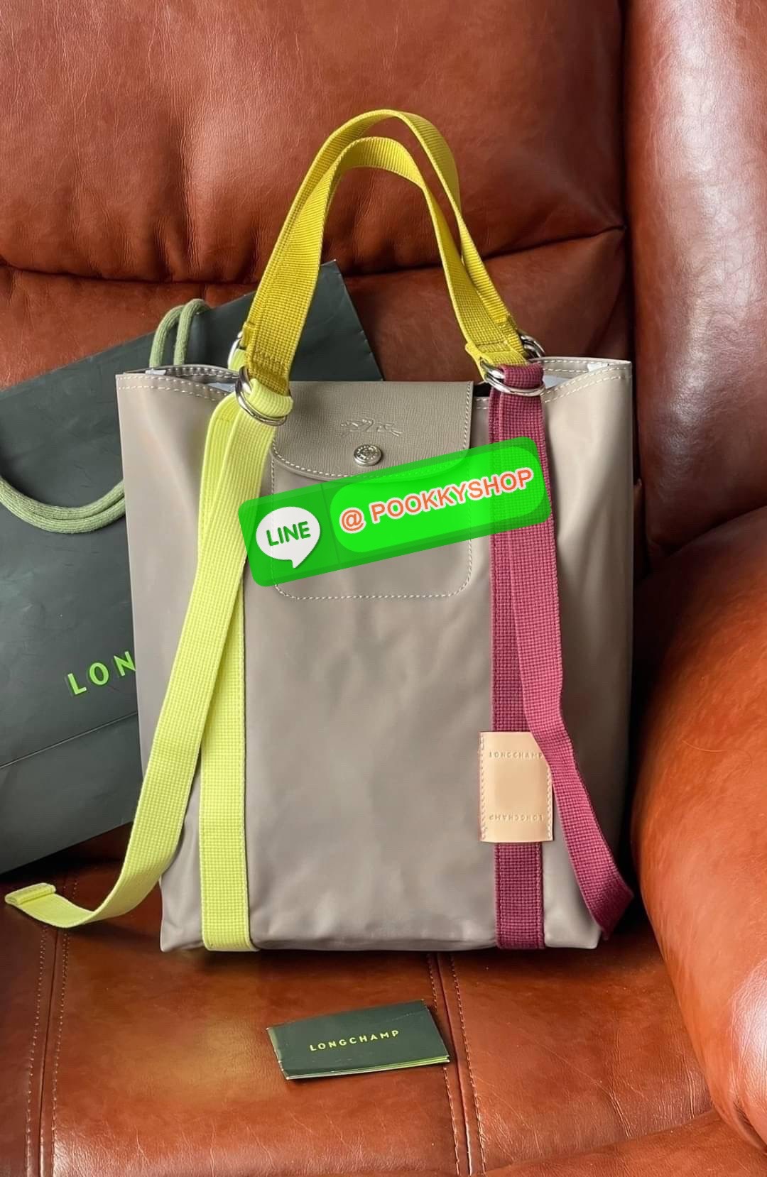 💕LONGCHAMP LE PLIAGE RE-PLAY Tote bag S เป็นอีกรุ่นที่น่าสนใจในการออกแบบ กระเป๋าโท้ทแนวตั้งที่กว้างขวางมีน้ำหนักเบา ใช้งานได้จริง ปิดด้วยกระดุมแป๊กและสามารถถือด้วยมือ สะพายไหล่ และสะพายข้างลำตัว Le Pliage Re-Play เวอร์ชันใหม่นี้ยังคงเติมชีวิตชีวา