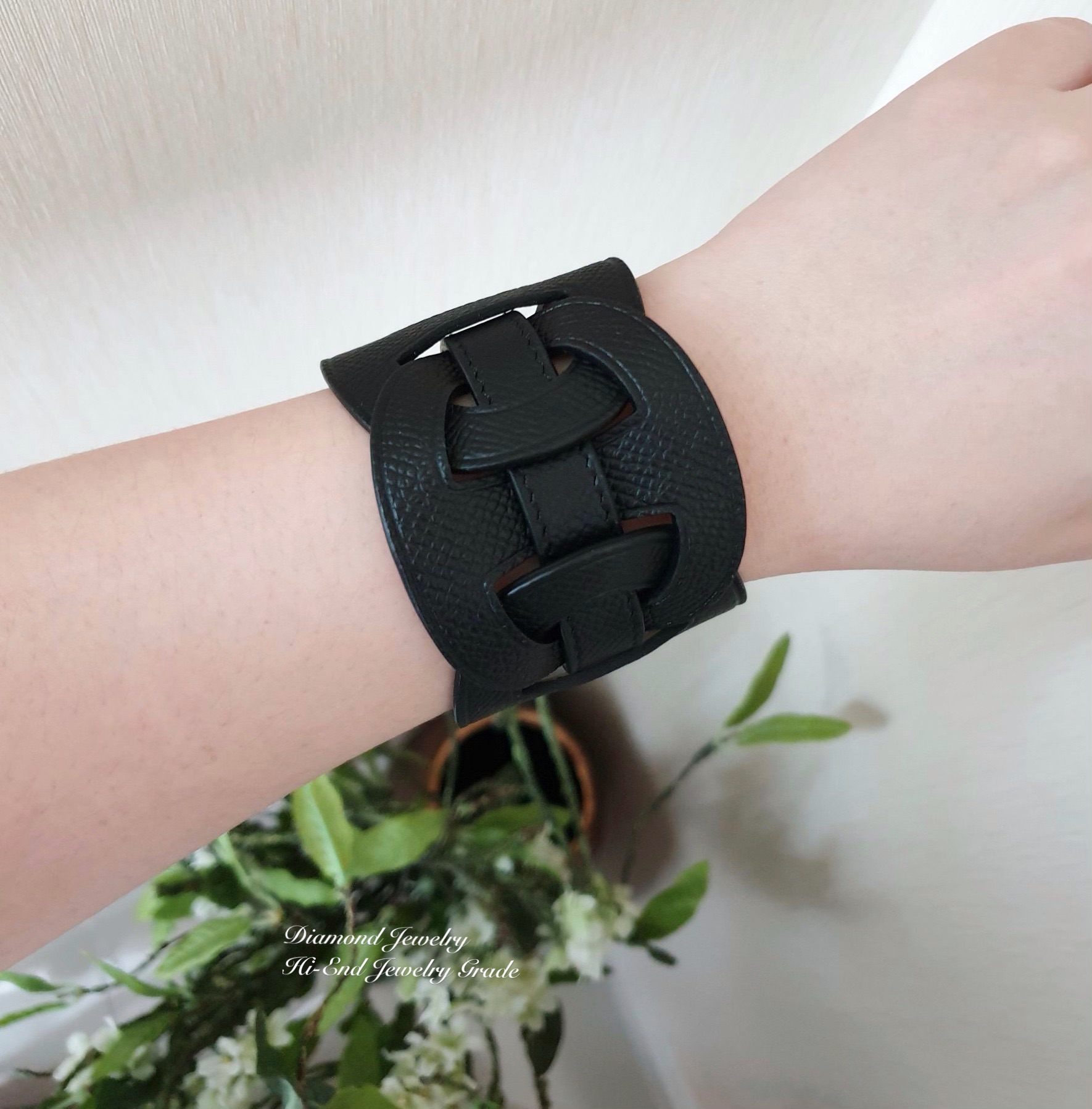 Hi-End Quality !!!! Hermes Bracelet กำไลแอเมส งานซุปเปอร์ไฮเอนคะ ลายหนังวัวแท้ 100%อะไหล่ แสตนเลส งานเกรดแพงที่สุดในตลาด น้ำหนักใกล้เคียงของจริงที่สุด งานอย่างดี อะไหล่เงาวับ วิ้งมาก หอมกลิ่นหนังแท้ทุกตัว สั่งผลิตจากต้นแบบแท้ ดาราเซเลปใส่กันแทบทุกคน ใส่ได