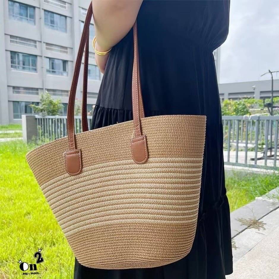 กระเป๋าสานทรงช้อปปิ้งสะพายไหล่ ผ้าทอสายหนัง งาน แฟชั่น street wear สวยเก๋ ใส่ได้ครบทุกสิ่งอย่าง พร้อมส่งสี วัสดุดีเกรดทนทานค่ะ