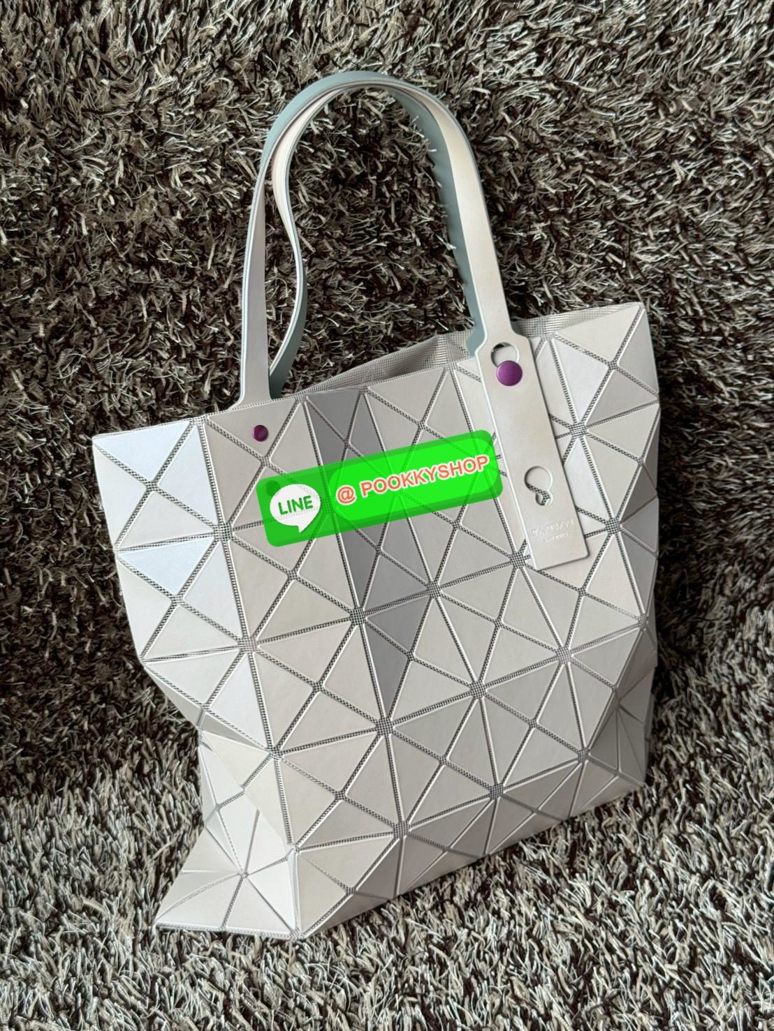 Baobao Issey Miyake x Labubu tote bag อีกหนึ่งซีรีย์สุดลิมิเตทที่น่าสะสม กำลังเป็นกระแสสำหรับ Labubu อาร์ตทอยชื่อดังที่ทุกคนรู้จัก นำมาผสมผสานให้เป็นกระเป๋าทรง tote bag ที่เหมาะกับการใช้งานในชีวิตประจำวัน ด้วยขนาด13นิ้ว ทำให้ใส่สิ่งของได้ครบครัน รวมถึงเอก