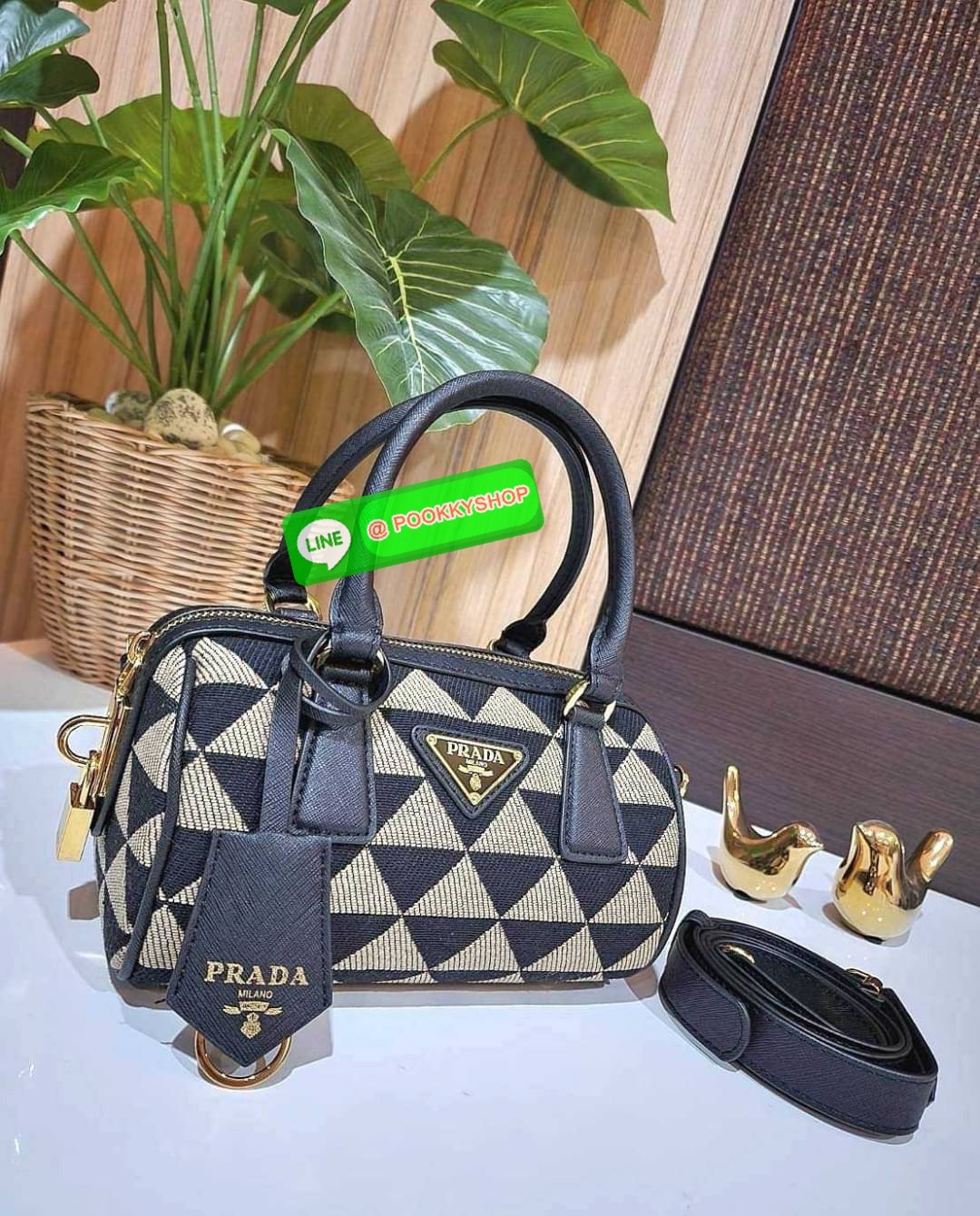 ✴️ห้ามพลาด!✴️PRADA FABRIC MICRO BAG VIP GIFT WITH PURCHASE (GWP) กระเป๋าพรีเมี่ยมกิ๊ฟ Limited จาก PRADA DUTYFREE COUNTER โดดเด่นที่วัสดุ Jacquard Fabric Micro ดีไซน์สวยคลาสสิคขนาดกำลังดี หูกระเป๋าประดับTagแบรนด์ถอดออกได้ ภายในมีโลโก้ ใส่มือถ
