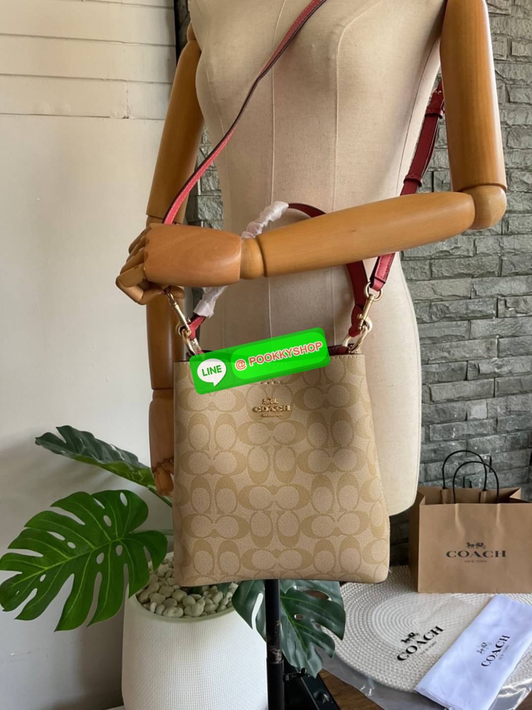 COACH SMALL TOWN BUCKET BAG IN SIGNATURE CANVAS รุ่น 2312 Collection บักเก็ตคลาสสิค รุ่นยอดนิยม กำลังมาแรงมากๆ กระเป๋าสะพายไหล่ และ Cross Body วัสดุหนังแคนวาสอย่างดี มาพร้อมสายสะพายสะพายไหล่ถอดออกไม่ได้ / สายสะพายยาว สายถอดออกได้ มี 3 ช่องใช้งาน