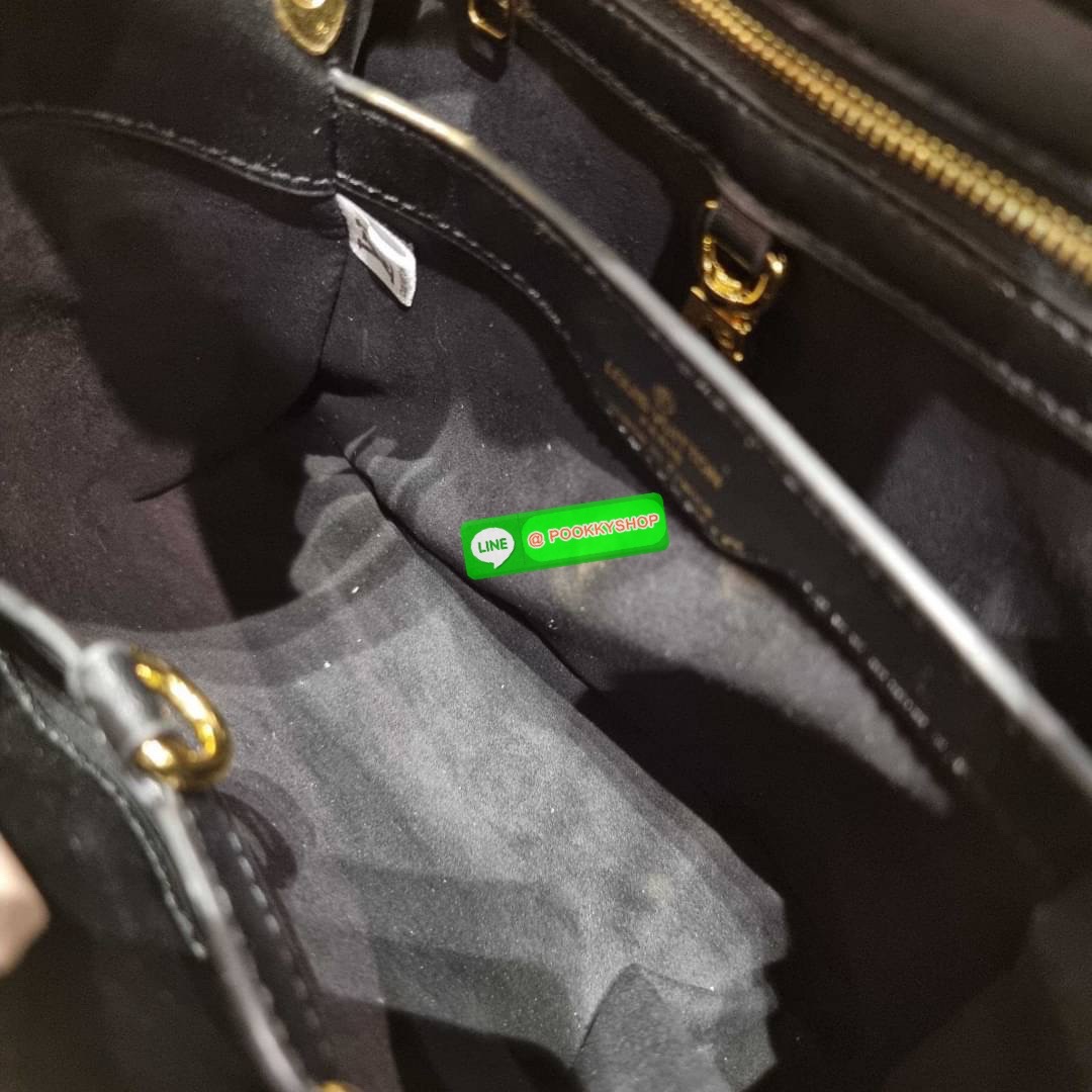 NEW IN!! LV capucines top handle วีไอพีพรีเมี่ยมกิ๊ฟจากเคาน์เตอร์ ที่สุดของความสวยในราคาเบาๆ กระเป๋าถือสุดหรู ดีไซน์ทรงคลาสสิค พร้อมลวดลายหรูหรา มาพร้อมหูจับในตัว ด้วยรูปทรงวินเทจและวัสดุหนังแท้ ขับผิว ทำให้ไอเท็มนี้สะกดทุกสายตาจริงๆ และยังมีลูกเล่นที่ฝาป