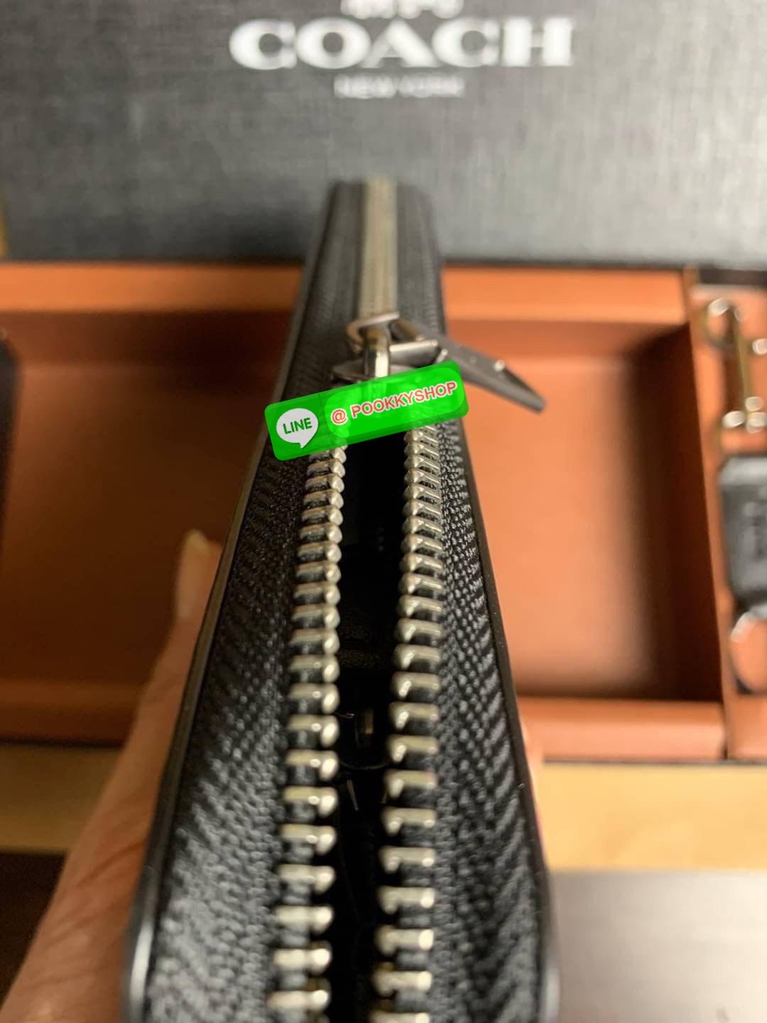 COACH ACCORDION ZIP WALLET IN SIGNATURE CANVAS กระเป๋าสตางค์ใบยาว ซิปรอบ ใช้งานง่าย ด้วยฟังค์ชั้น ด้านใน ใส่บัตรได้จุใจ มีช่องซิปใส่เหรียญตรงกลาง โดนใจหลายๆคนไปเรียบร้อยและคลาสสิค เรียบหรูดูแพงตลอดกาล ยกให้รุ่นนี้เลย