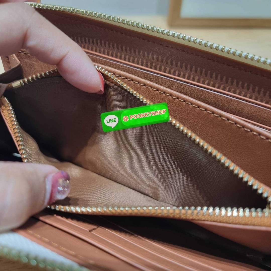 COACH CF521 LONG ZIP AROUND WALLET WITH SIGNATURE MONOGRAM 🔆 Details กระเป๋าสตางค์ใบยาว คอลเลคชั่นใหม่ กับดีไซน์ใหม่ ฉีกกฏทุกการดีไซน์ ด้วยลวดลายโมโนแกรมรอบใบโดดเด่น สะดวกใช้งานด้วยสายคล้องมือที่สามารถถอดออกได้ พกพกง่ายที่สุด รูดใช้งานด้วยซิปรอบใบ