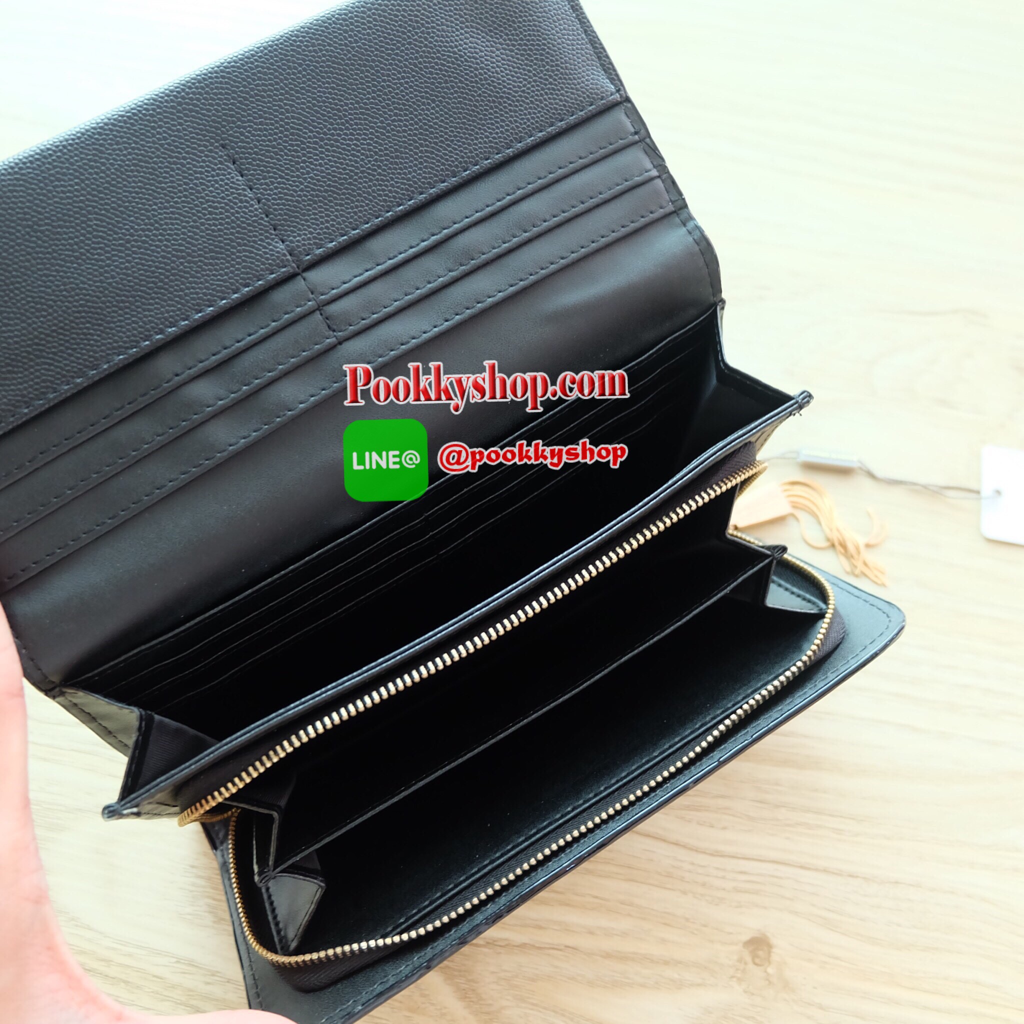 Charles & Keith Tassel Long Wallet กระเป๋าสตางค์ใบยาว วัสดุหนังลายคาร์เวียร์ ตกแต่งด้วยพู่สีทอง เปิด – ปิดกระเป๋าด้วยเเม่เหล็กแบบซ่อน ภายในมีช่องใส่บัตร ช่องซิปใส่เหรียญ และช่องใส่ธนบัตร ใส่ iPhone 7+ ได้ค่ะ ด้านหลังมีช่อง 1 ช่อง