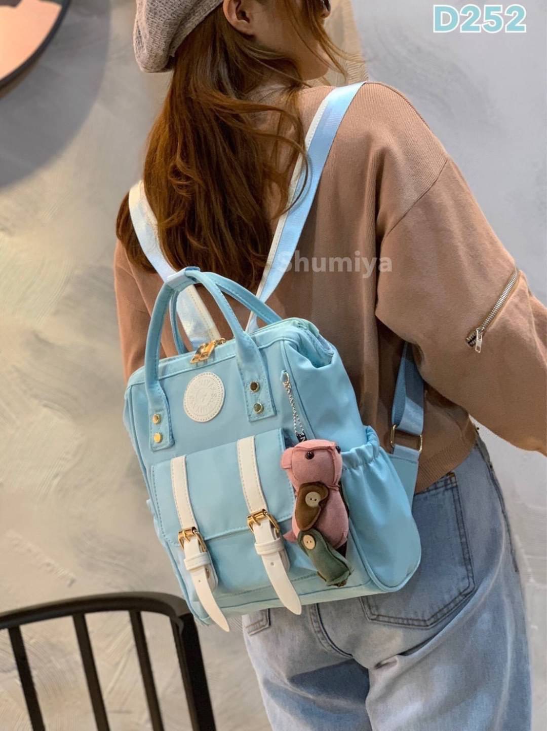 Shumiya Style My Authentic Brand So cute !!! พร้อมส่ง กระเป๋าเป้ Shumiya ทรงน่ารัก ~ ด้านหน้าติดโลโก้แบรนด์และแต่งเข็มขัดเก๋ๆ !!! ใบใหญ่จุใจ ช่องใส่ของเอนกประสงค์เยอะ ด้านหลังมีอีก 1 ช่องซิป สายสะพายทนทาน ตัวกระเป๋าเปิดปิดง่าย แถมฟรีพวงกุญแจหมีน่ารัก สวยค