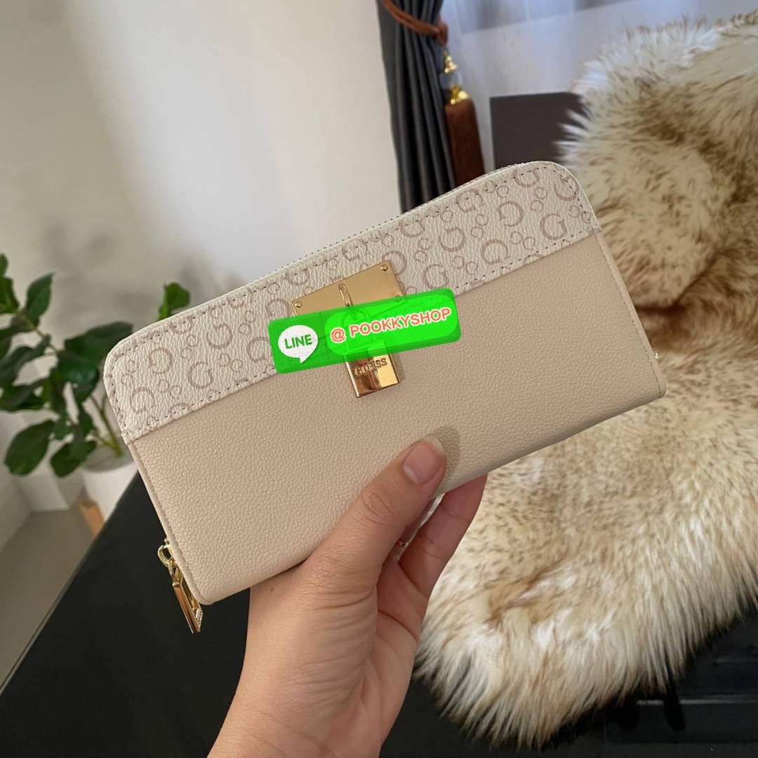 Guess Long Wallet กระเป๋าสตางค์ใบยาวซิปรอบหนังนิ่ม ด้านหน้าโดดเด่นด้วยกุญแจชื่อแบรนด์ รุ่นนี้มีสายคล้องมือมาให้ เพื่อใช้งานง่ายและสะดวกมากยิ่งขึ้น ด้านในมีช่องใส่ธนบัตร ช่องใส่บัตร และช่องซิปใส่เหรียญค่ะ