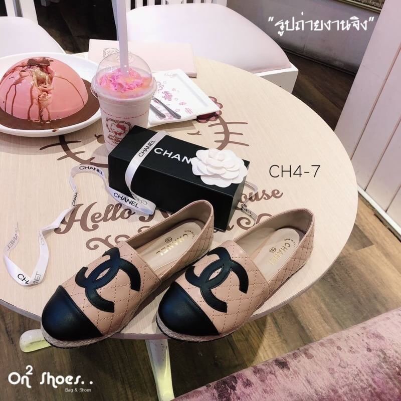 chanel loafer ® ทรงฮิตขายดีตลอดกาลพื้นปั้มแบรนด์ หน้าติดโลโก้แบรนด์ ชาเนล ทรงสวยกว่ารอบไหนๆ ลองใส่แล้วเลิฟมากคะ หากคุณกำลังมองหารองเท้าที่ใส่ได้ทุกโอกาส ทั้งงานราษฎร์ งานหลวงแนะนำคู่นี้เลยจ้า มา 3 สีนะคะ **รูปสินค้าถ่ายจากงานจริง