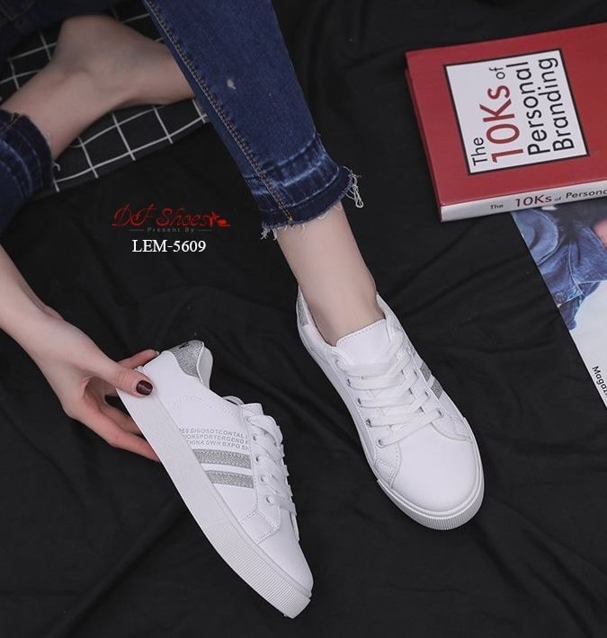 สินค้าพร้อมส่ง รองเท้าผ้าใบนำเข้า วัสดุผ้าหนัง PU ดีไซน์ด้านข้างตาดแถบเส้นกริตเตอร์ เล่นแสงเล็กน้อย แมทง่ายกับทุกชุดค่ะ