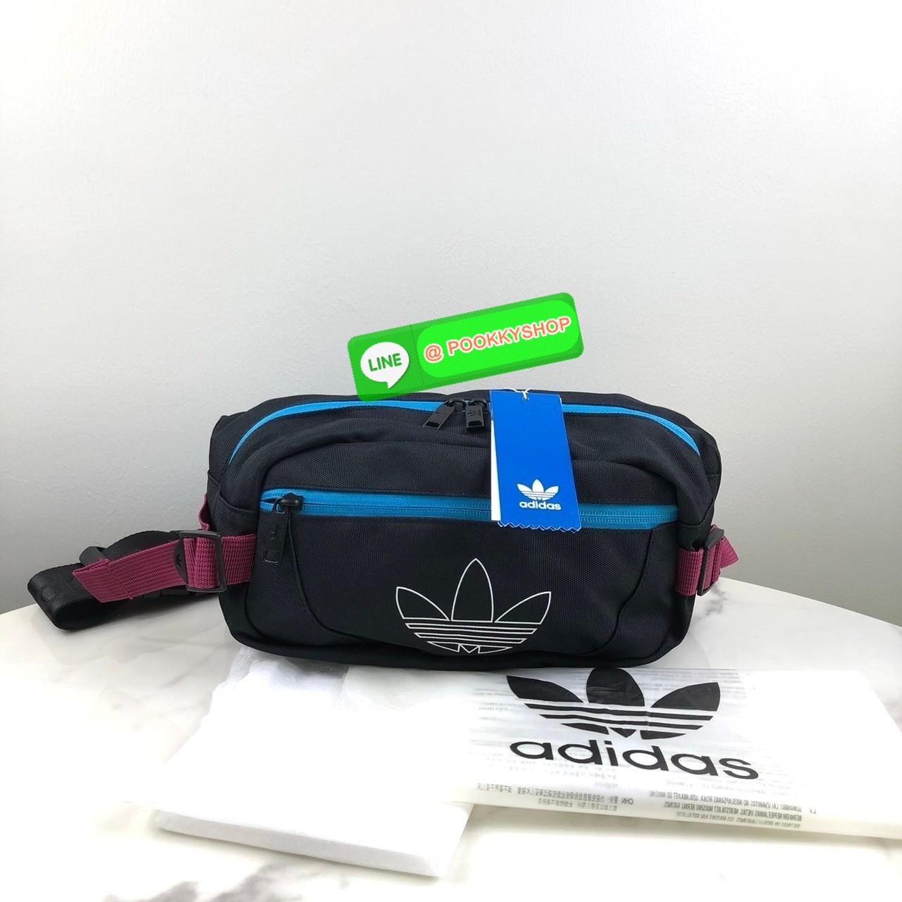 กระเป๋าสะพายคาดอกหรือคาดเอว Adidas ด้านหน้ามีช่องซิป 1 ช่อง ด้านข้างสามารถปรับขยายทรงได้ค่ะ ด้านบนเปิด - ปิดซิปคู่ ภายในโล่งและมีช่องซิป 1ช่อง ด้านหลังมีช่องซิปอีก 1 ช่องค่ะ หูจับสูง 9 cm สายสะพายปรับได้ Free Size