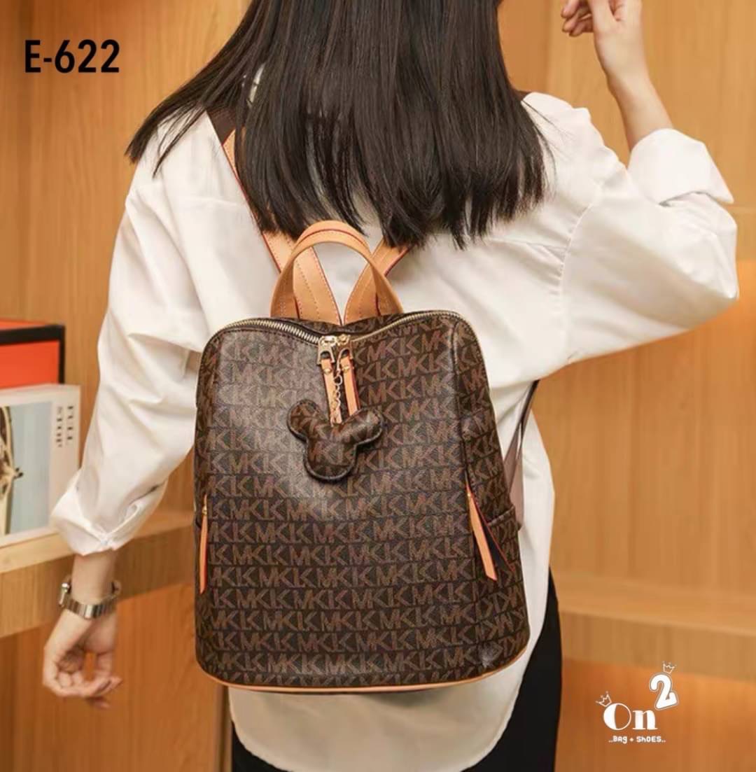 กระเป๋าสะพายเป้แฟชั่นมาใหม่ งานสไตล์แบรนด์ งานซิป ขนาดกำลังดีน่าใช้มากค่ะ พร้อมส่ง 2 สีค่ะ