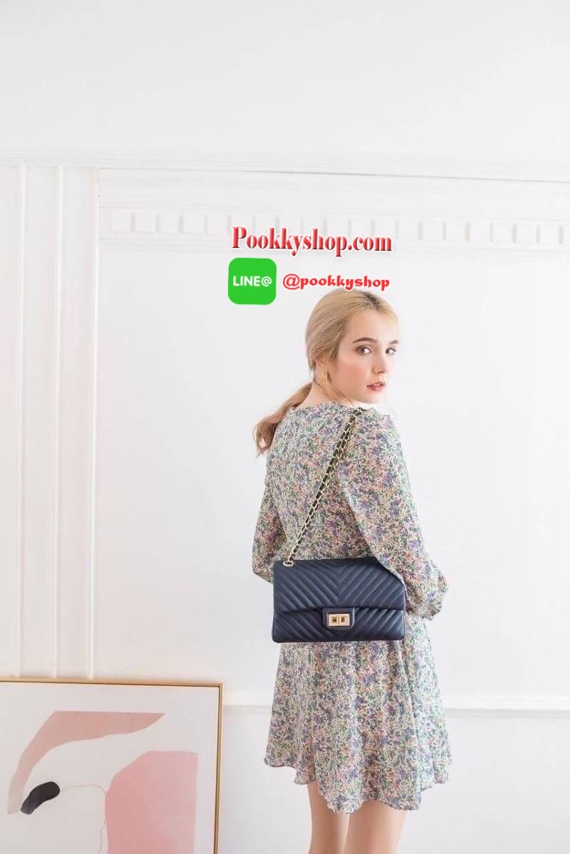 มาเพิ่มละค่า งาน Best Seller พร้อมสีใหม่สวยๆ มาให้เลือกเพิ่มอีก 2 สี !! KEEP รุ่น shoulder chevron chain handbag สวย หรู มากๆ เลยน๊า กระเป๋าอยู่ทรง หนังตัวใหม่ Microfiber สวย ทนกว่าเดิม ตัวกระเป๋าเย็บประณีต สายโซ่ปรับ สั้น ยาวได้คะ ภายในสีแดง มีช่องใส่ของ