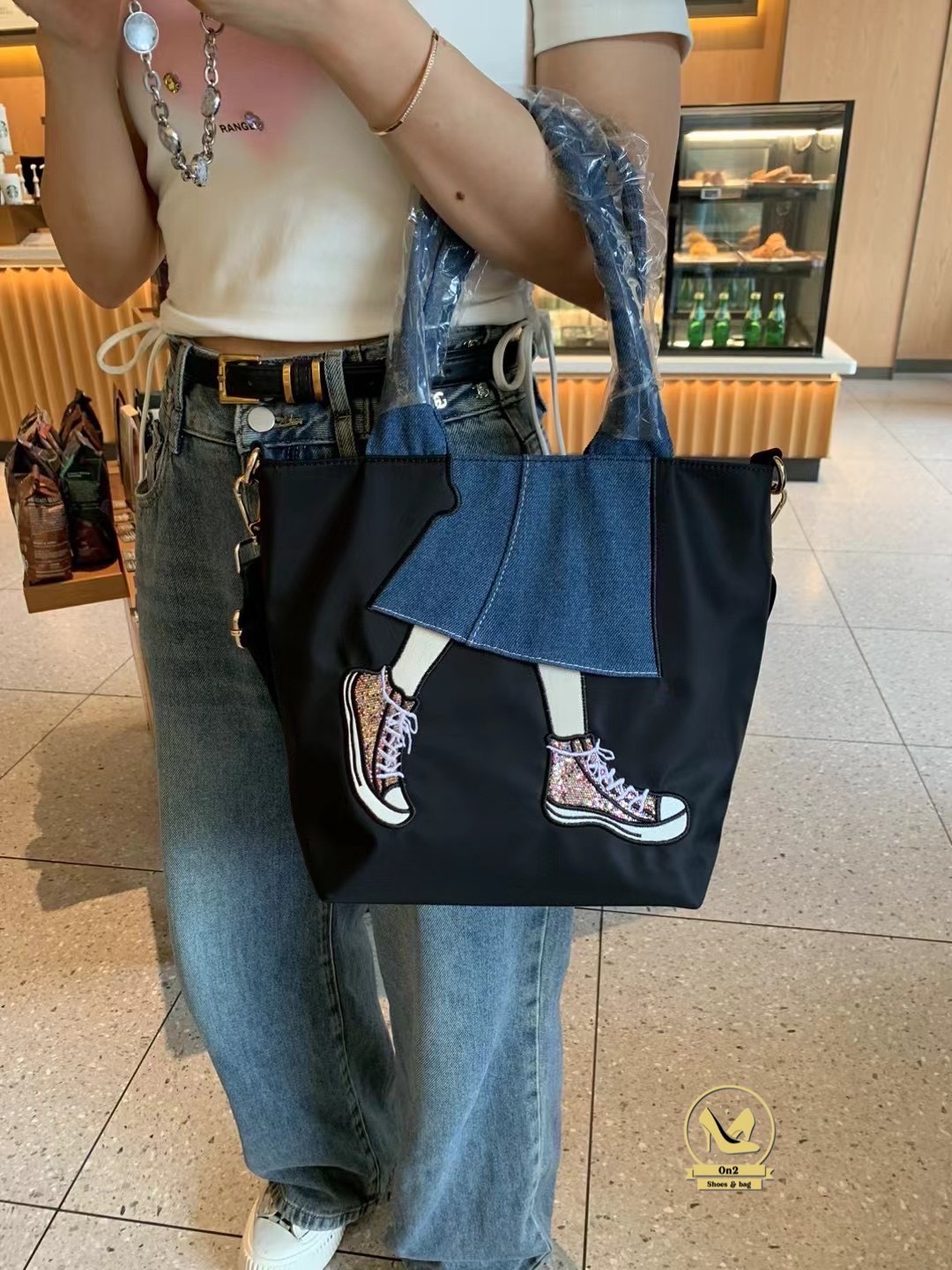 กระเป๋าทรงชอปปิ้ง shoping bag แบรนด์ miss zapatos item วัสดุตัวกระเป๋าทำจากผ้ากันน่ำอย่างดี water proof อะหลั่ยสีเงิน ด้านหลังมีช่องซิป กระเป๋าเป็นปากซิป งานจริงน่าใช้มาก สายกระเป๋าสะพายขึ้นไหล่ได้สะดวกในการใช้งาน มาพร้อมสายยาว ทำจากผ้าตัวเดียวกับกระเป๋าส