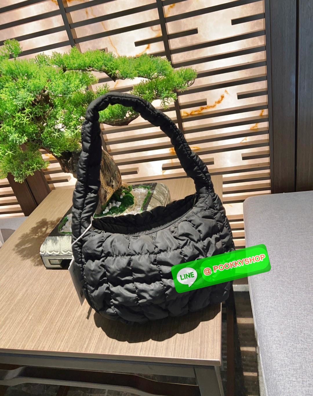 **สินค้าเข้าใหม่** ส่งพร้อมพวงกุญแจTeddy bearค่า กระเป๋าสวยพวงกุญแจน้องหมีก็น่ารัก #มีจำนวนจำกัด ห้า พลาดค่าา! 📌สีดำยังไงก็วินน แต่งตัวเสร็จออกจากบ้านหยิบใบนี้ติดมือได้เลย COS QUILTED MINI BAG BLACK 📸พร้อมส่ง! กระเป๋าจากแบรนด์COS ที่ไม่มีใ