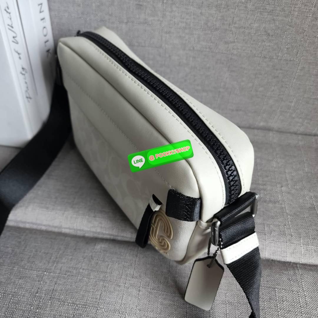 COACH EDGE CROSSBODY IN SIGNATURE CANVAS (2338) กระเป๋าสะพายข้าง วัสดุแคนวาสตัดขอบหนังแท้ หนังนิ่มมืออย่างดีค่ะ ด้านหน้ามีช่องซิปซ่อนให้หนึ่งช่อง เปิดปิดช่องหลักแบบซิปคู่ภายในกว้าง ใส่ของได้จุเลยนะคะ มีช่องซิปและช่องเล็กให้อีก2ช่อง ด้านหลังกระเป๋าจะเป๋าช่