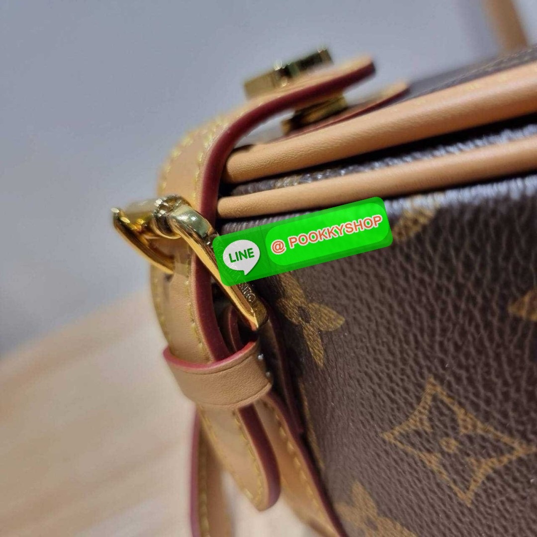 LV TAMBOURIN CROSSBODY BAG 🔆 Details รุ่นลิมิเต็ดหายาก กับกระเป๋าสะพายทรงสวย ดีไซน์คลาสสิค เปิด-ปิดด้วยกนะดุมแม่เหล็ก สายสะพายในตัว ปรับได้ หรือซ่อนสายและถือเป็น clutch ออกงานก็ได้ ดูแพงมากๆ ภายในเป็นช่องโล่ง ใส่ของจุกจิกได้ ของจำเป็นได้ โทรศัพท์ไ