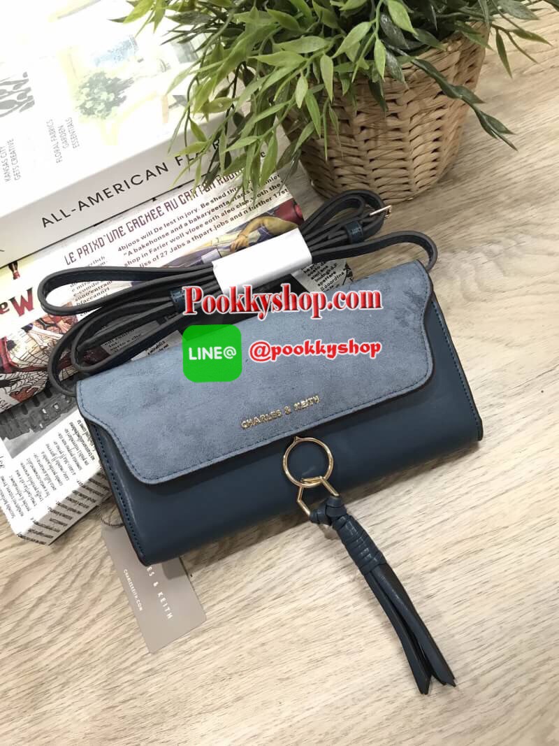 Don't Miss! CHARLES&KEITH WALLET กระเป๋าคลัชรุ่นใหม่ล่าสุดแบบชนช็อปเปิดปิดด้วยฝาปิดกำมะหยี่กระดุมแม่เหล็กประดับพู่หนังดูมีดีเทล ด้านหน้ามีโลโก้แบรนด์ ภายในมีทั้งช่องซิปและช่องใส่บัตรหลายช่องสามารถใส่ธนบัตร มือถือ เหรียญและบัตรได้เยอะ ด้านหลังมีอีก1ช่