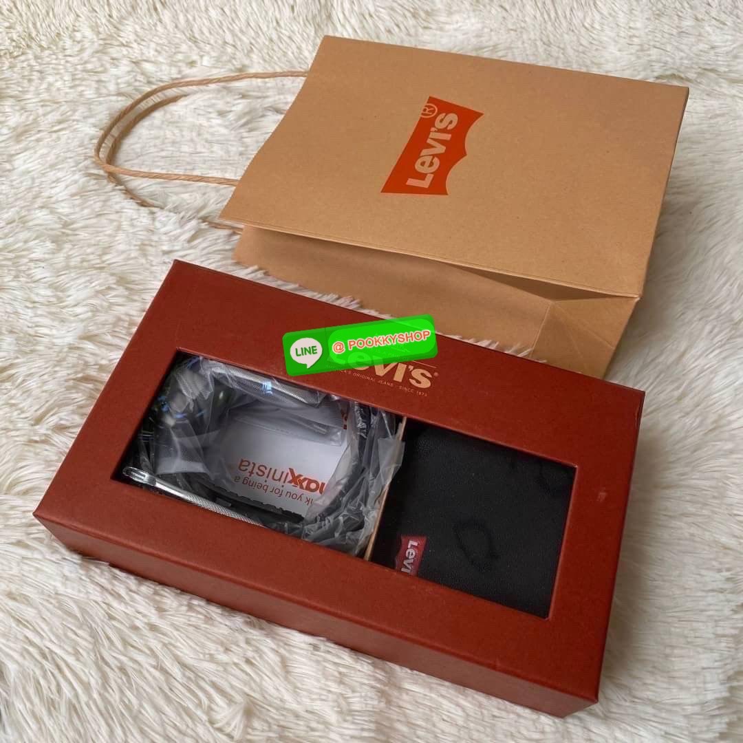 กระเป๋าสตางค์+เข็มขัด Levi's กระเป๋าด้านหน้าปั๊มโลโก้แบรนด์ด้านในมีช่องใส่บัตร และมีช่องใส่ธนบัตร 2 ช่อง ส่วนตัวเข็มขัด Levi's หัวเข็มขัดเป็นแบบลำลอง ด้านหน้าปั๊มอักษรแบรนด์ ตัวสายสีน้ำตาลดำ ด้านหลังปั๊มชื่อแบรนด์ มีแท็กป้ายติดตัวเข็มขัด