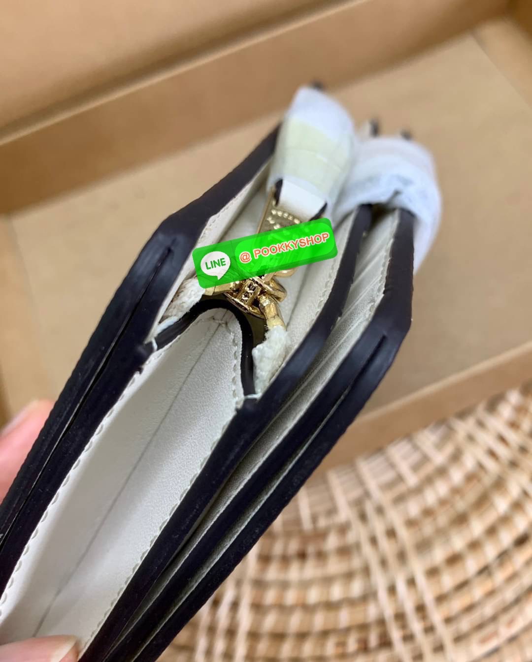 COACH MEDIUM CORNER ZIP WALLET WITH DANDELION FLORAL PRINT ((2855)) พร้อมส่งความสวย แถมความหมายดีด้วยค่ะ! กระเป๋าเงินใบกลาง ลายดอก Dandeloin ทั้งใบสวยงามมากๆนะคะ มีช่องใส่ธนบัตรหนึ่งช่อง;ช่องใส่บัตรได้ถึง10ช่อง;และช่องซิปสำหรับใส่เหรียญอีกหนึ่งช่องค่ะ &#x