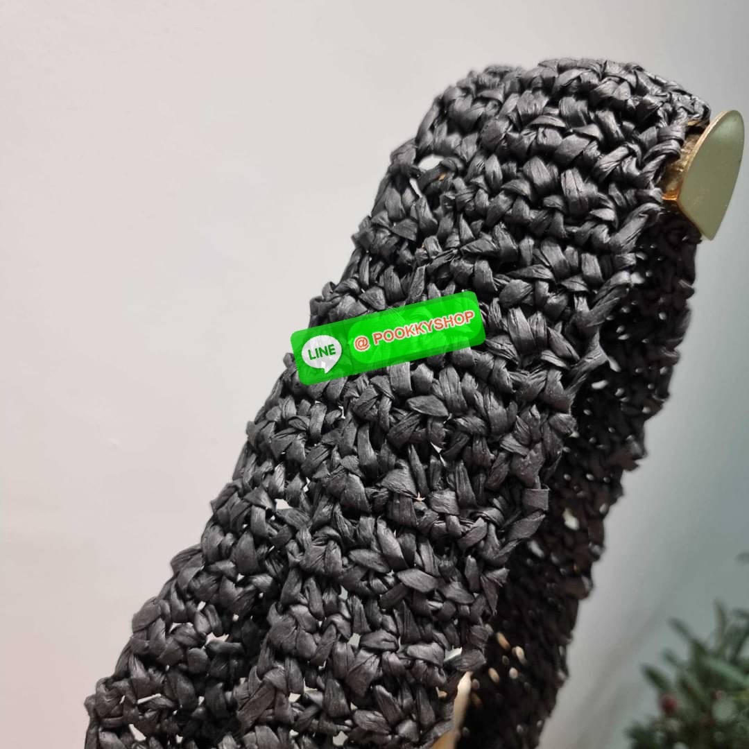 PRADA RAFFIA TOTE BAG สวยไม่ซ้ำใคร สไตล์บีช เหมาะมากกับการสะพายไปเที่ยวทะเล หรือจะใช้ในวันสบายๆก็ตอบโจทย์ กับกระเป๋าสะพายสานใบใหญ่ ตัวกระเป๋าเป็นวัสดุสังเคราห์จากธรรมชาติ สานทอเต็มใบออกมาเป็นลวดลายสวยงาม มีกระเป๋าซับในให้ สำหรับใส่ของเป็นสัดส่วน และรูดปาก