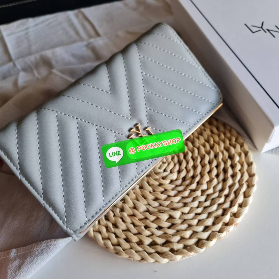 กระเป๋าสตางค์ Lyn ใบยาวแบบฝาพับ รุ่นนี้มองแล้วละมุนมากค่ะ ใบยาวขนาดกำลังดี โทนสีดูอบอุ่นด้วย ใส่บัตรใส่แบงค์ใส่เหรียญ ได้ครบ ใครกำลังเล็งหาของขวัญของฝาก หรือมองหากระเป๋าใบใหม่ แนะนำเลยจ้า