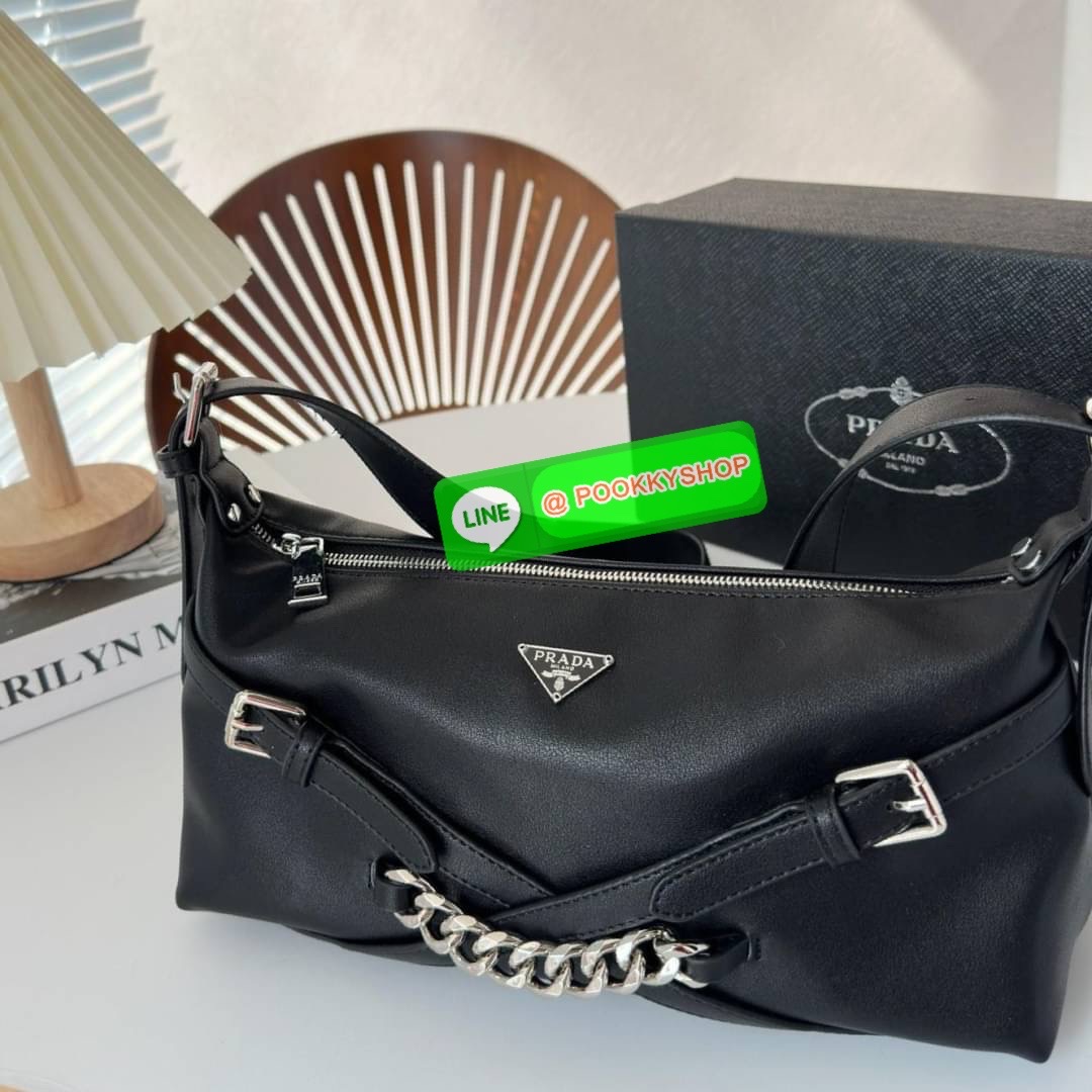 ✨ รุ่นใหม่แนะนำ!! สวยหรูมาก วัสดุหนังทั้งใบ สวยหูไฮโซ กันน้ำได้ ด้านหน้ามีโลโก้แบรนด์ ด้านในบุผ้าปั้มแบรนด์ เปิดปิดด้วยซิป ช่องโล่งกว้างพร้อมช่องซิป สามารถใส่ กระเป๋าสตางค์ยาวได้ มือถือได้ทุกรุ่น สายปรับได้3ระดับ อะไหล่เงินทั้งใบ เด็ดๆแบบนี้ห้ามพลา