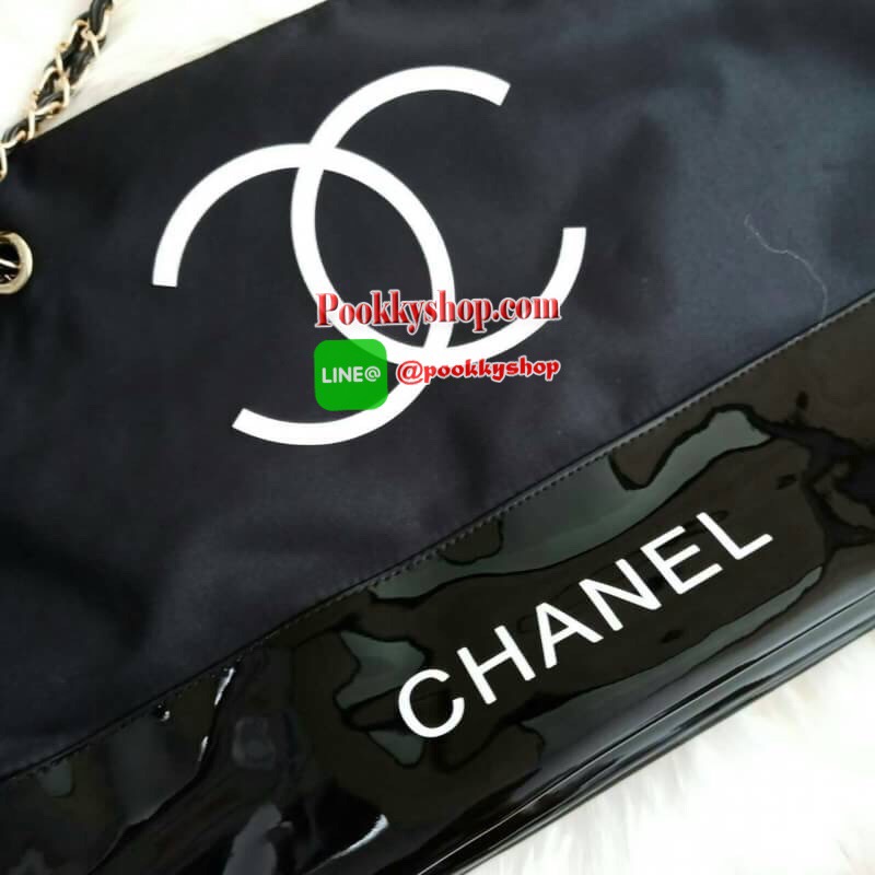 New Gorgeous☆☆ กระเป๋าใบใหญ่ทรง Tote จากแบรนด์ Chanel VIP gift Bag มาพร้อม Ribbin สุดหรู ของแท้ 100% ทำจากผ้าหนา Polyester ฐานล่างกระเป๋าทำจากหนังแก้วผิวมันเงา สวยหรู สกรีนโลโก้ชาแนลหน้าหลัง หัวซิปปั้มโลโก้ ด้านในเป็นช่องกว้าง และมีอีกหนึ่งช