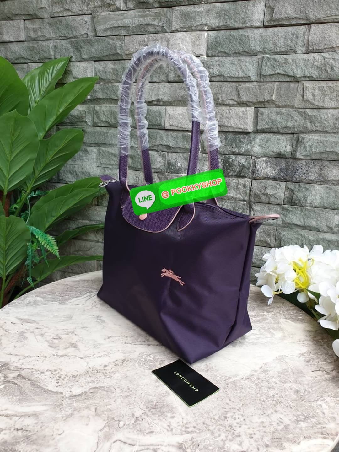 Longchamp Le Pliage Club Tote Bag Size S หูยาว วัสดุเนื้อผ้า Nylon Canvas เคลือบกันนำ้ ตัดด้วยหนังแท้ที่มีน้ำหนักเบา ดีไซน์เรียบง่ายแต่เต็มไปด้วยความคลาสสิก จนเป็นที่ชื่นชอบไปทั่วโลก Longchamp ปรับโฉม LE PLIAGE ด้วยการปักลายรูปม้า-ตราสัญลักษณ์ของแบรนด์บนผ