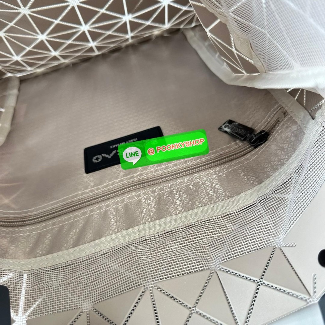 BAO BAO PRISM PLUS Handbag (Large) 🔖กระเป๋าถือจากแบรนด์ BAO BAO ISSEY MIYAKE ดีไซน์คลาสสิกทรงสี่เหลี่ยม มาพร้อมลวดลายสามเหลี่ยมที่มีมิติ 🔖วัสดุ: โพลีเอสเตอร์ ผสมหนัง 🔖 ปากกระเป๋าเปิด ซับในเป็นไนลอน มีช่องกระเป๋าด้านในและหูหิ้วกระเป