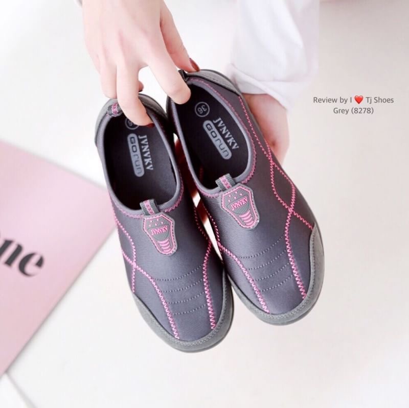 เกร๋ต่อไม่รอแล้วจ้า !!! พร้อมส่งรองเท้าผ้าใบเพื่อสุขภาพนำเข้า น้ำหนักเบา ส้นยางกันลื่นอย่างดี ใส่ง่าย ถอดง่าย ไม่ต้องนั่งผูกเชือก ใส่นิ้มนิ่ม เดินนุ่มสบาย ใส่เดินได้ทั้งวันสบายๆ ของจริงงานคุณภาพดีสุดๆ สวยคุ้มเกินราคา เป็นรุ่นแนะนำเลย ช้าหมดอดเกร๋นะค่ะ รีบ